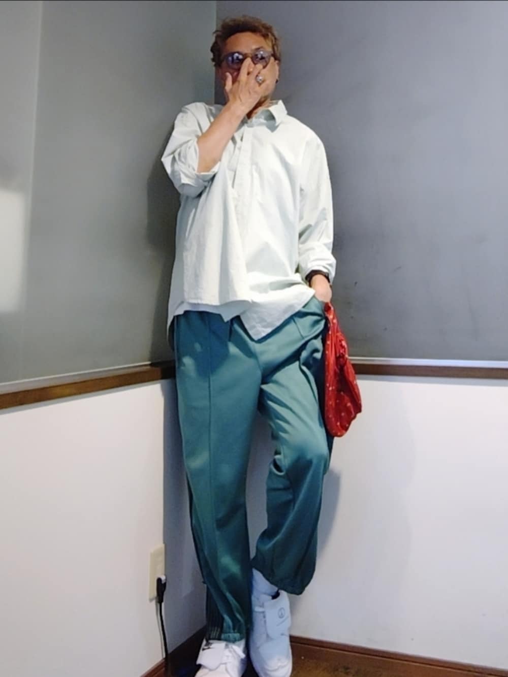 グリーン系のその他パンツ、ホワイト系のドレスシューズ、グリーン系のシャツ/ブラウスを着用したメンズの夏コーディネートの2枚目の写真