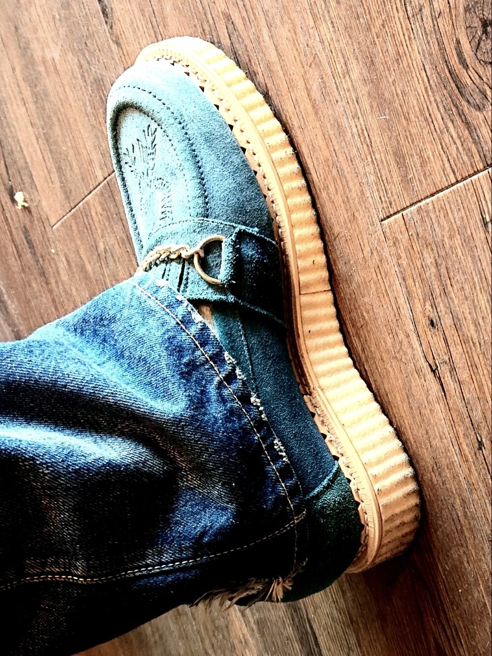 ベージュ系のステンカラーコート、ブルー系のカーディガン/ボレロ、ブルー系のシャツ/ブラウスを着用したメンズの春コーディネートの3枚目の写真