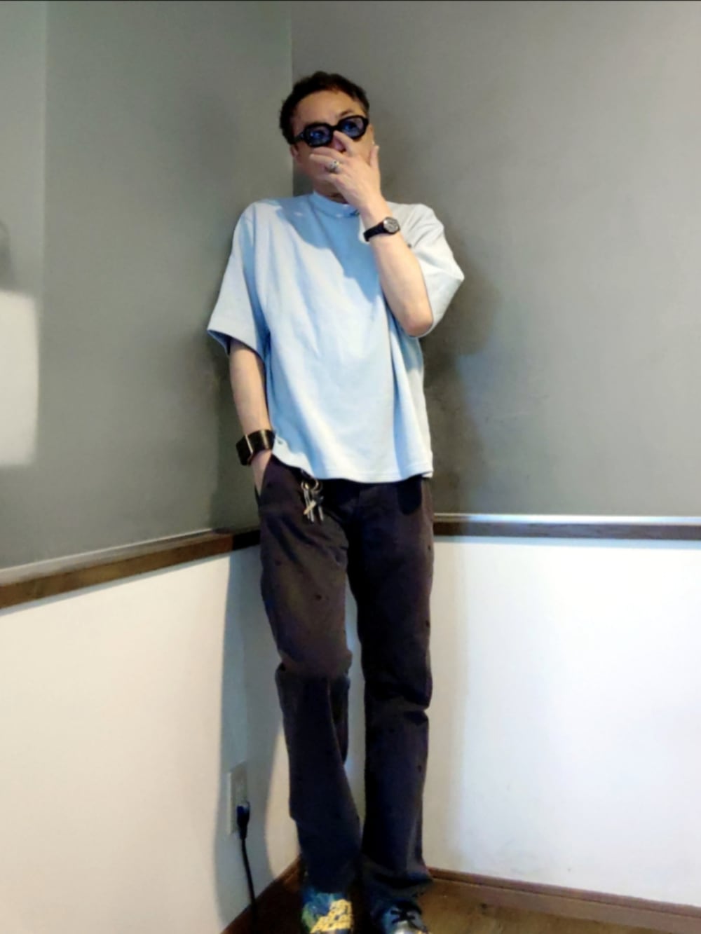 ブルー系のチノパンツ、ブルー系のシューズ、ブルー系のTシャツ/カットソーを着用したメンズの夏コーディネートの2枚目の写真