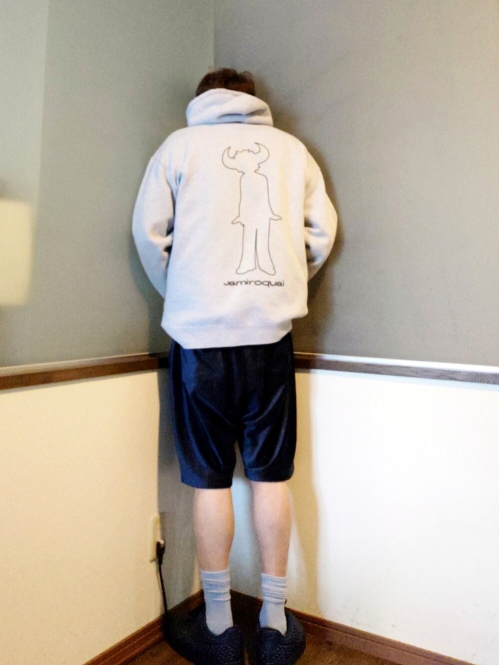 その他のシャツ/ブラウス、グレー系のパーカー、ブルー系のベストを着用したメンズの春コーディネートの4枚目の写真