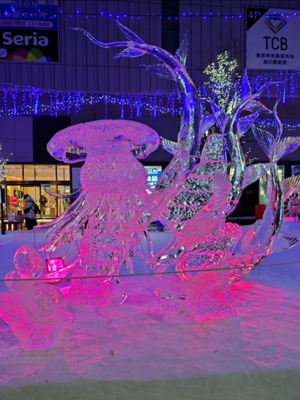 ブラック系のダウンジャケット/コート、ブルー系のデニムジャケット、グレー系のニット/セーターを着用したメンズの冬コーディネートの5枚目の写真