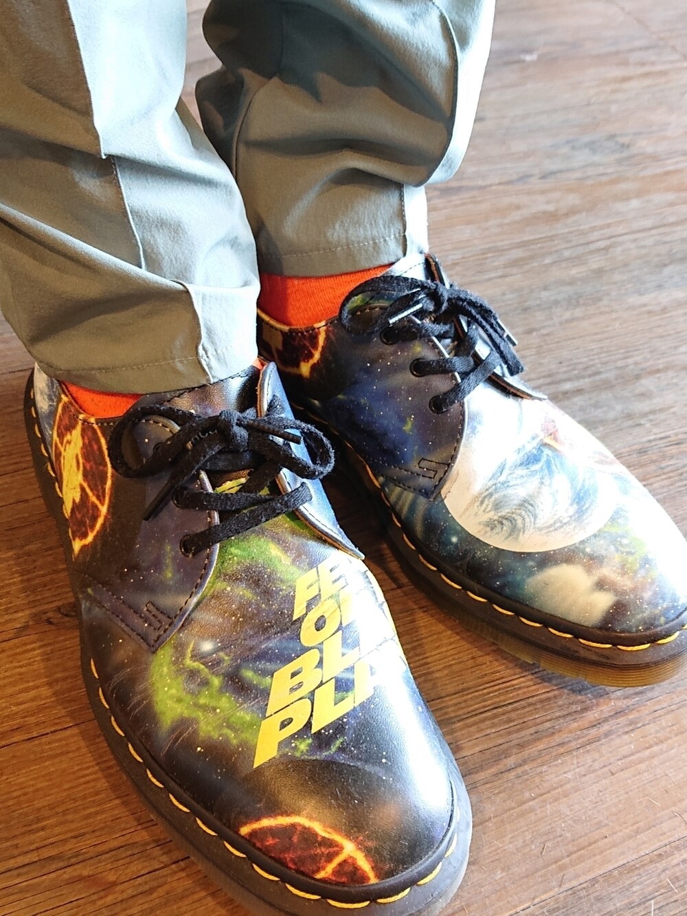 ピンク系のシャツ/ブラウス、ブルー系のテーラードジャケット、グリーン系のスラックスを着用したメンズの春コーディネートの4枚目の写真