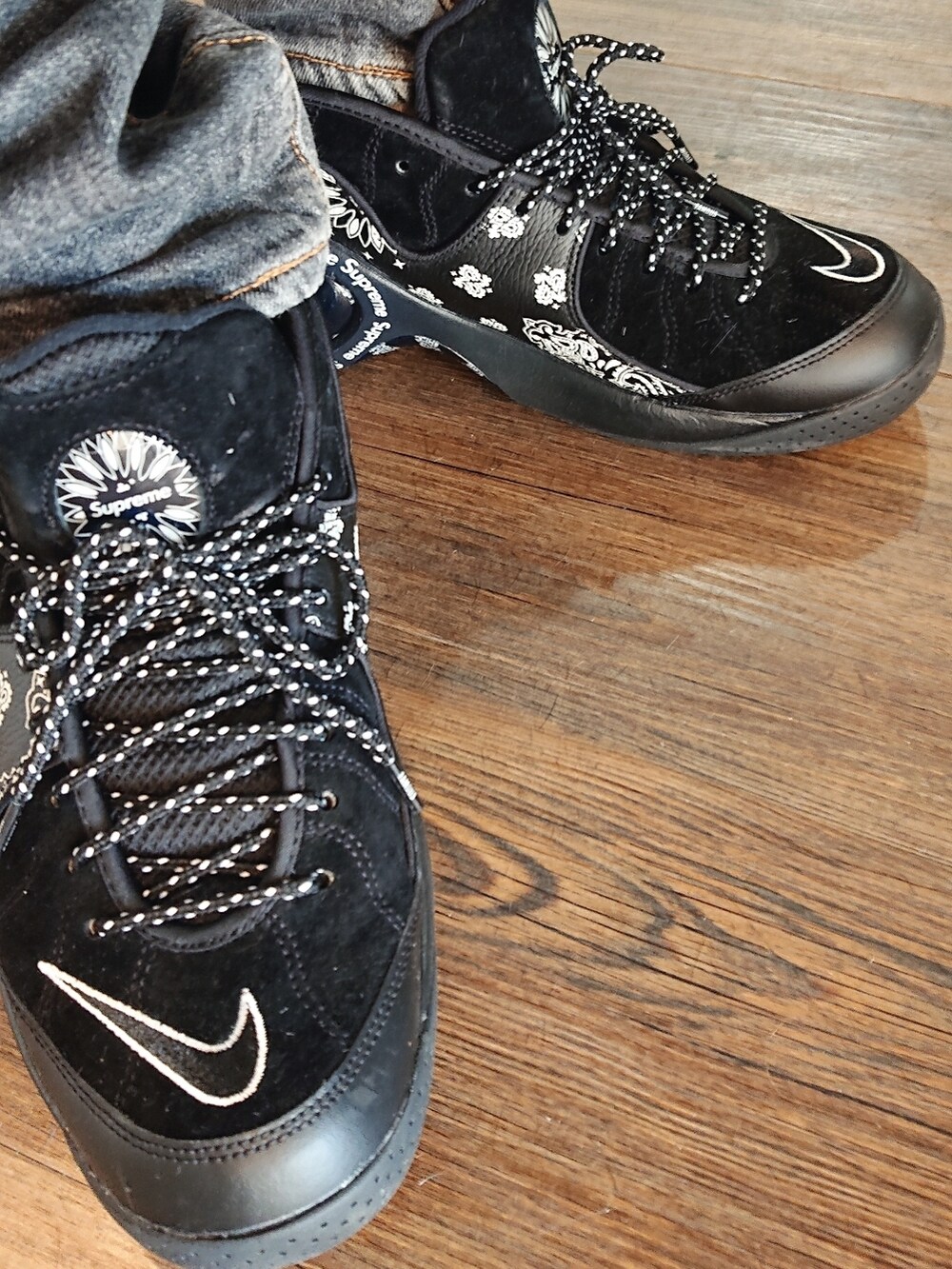 ブラック系のTシャツ/カットソー、ブラック系のベスト、ブラック系のデニムパンツを着用したメンズの夏コーディネートの4枚目の写真