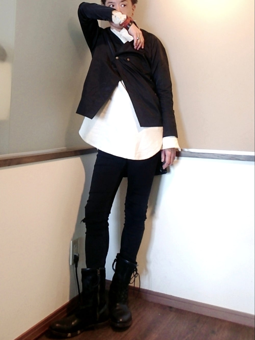 ブラック系のその他アウター、ホワイト系のシャツ/ブラウス、ブラック系のデニムパンツを着用したメンズの春コーディネートの2枚目の写真