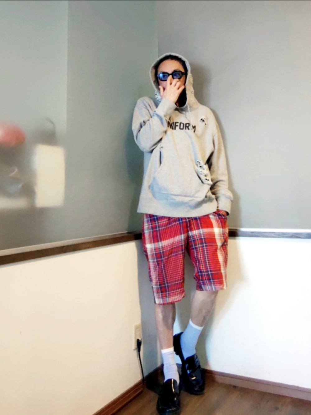 グレー系のパーカー、レッド系のその他パンツ、ブラック系のローファーを着用したメンズの夏コーディネートの3枚目の写真