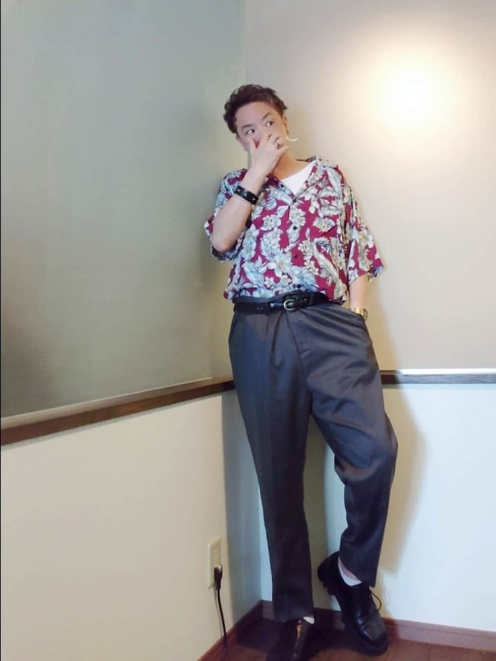 ブラック系のシャツ/ブラウス、グレー系のスラックス、ブラック系のドレスシューズを着用したメンズの夏コーディネートの2枚目の写真