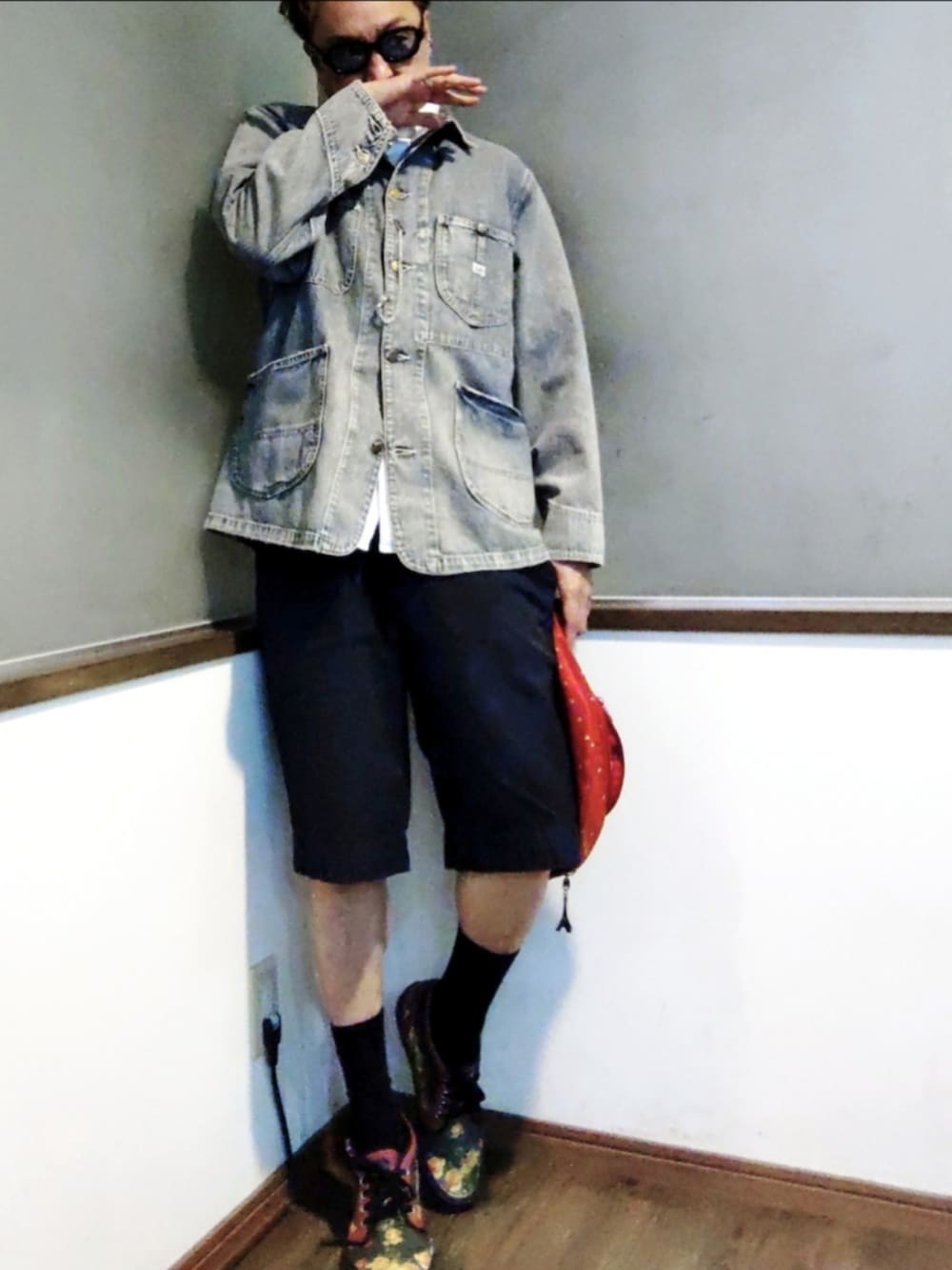 ブルー系のカバーオール、ブルー系のチノパンツ、ブラック系のスニーカーを着用したメンズの秋コーディネートの2枚目の写真