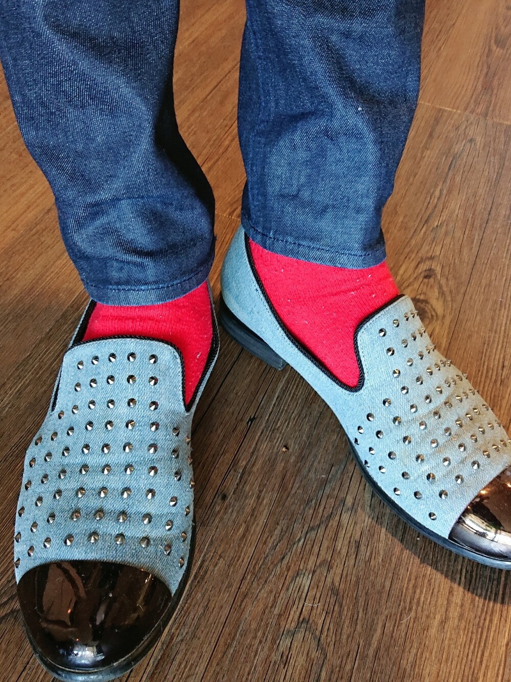 ホワイト系のTシャツ/カットソー、ブルー系のデニムパンツ、ブルー系のドレスシューズを着用したメンズの夏コーディネートの3枚目の写真