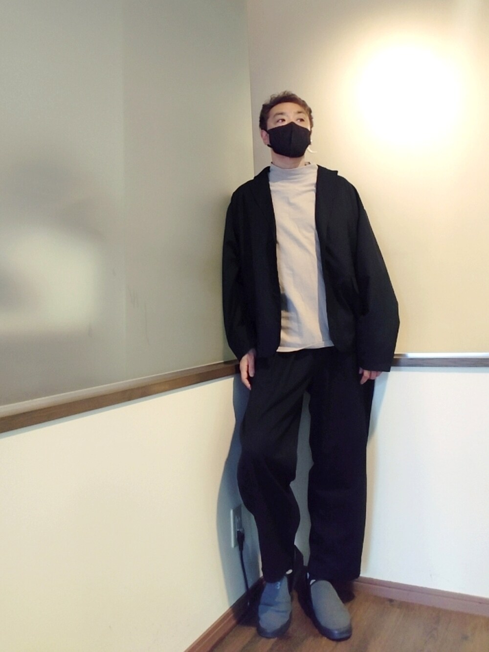 グレー系のTシャツ/カットソー、ブラック系のテーラードジャケット、グレー系のスニーカーを着用したメンズの秋コーディネートの2枚目の写真