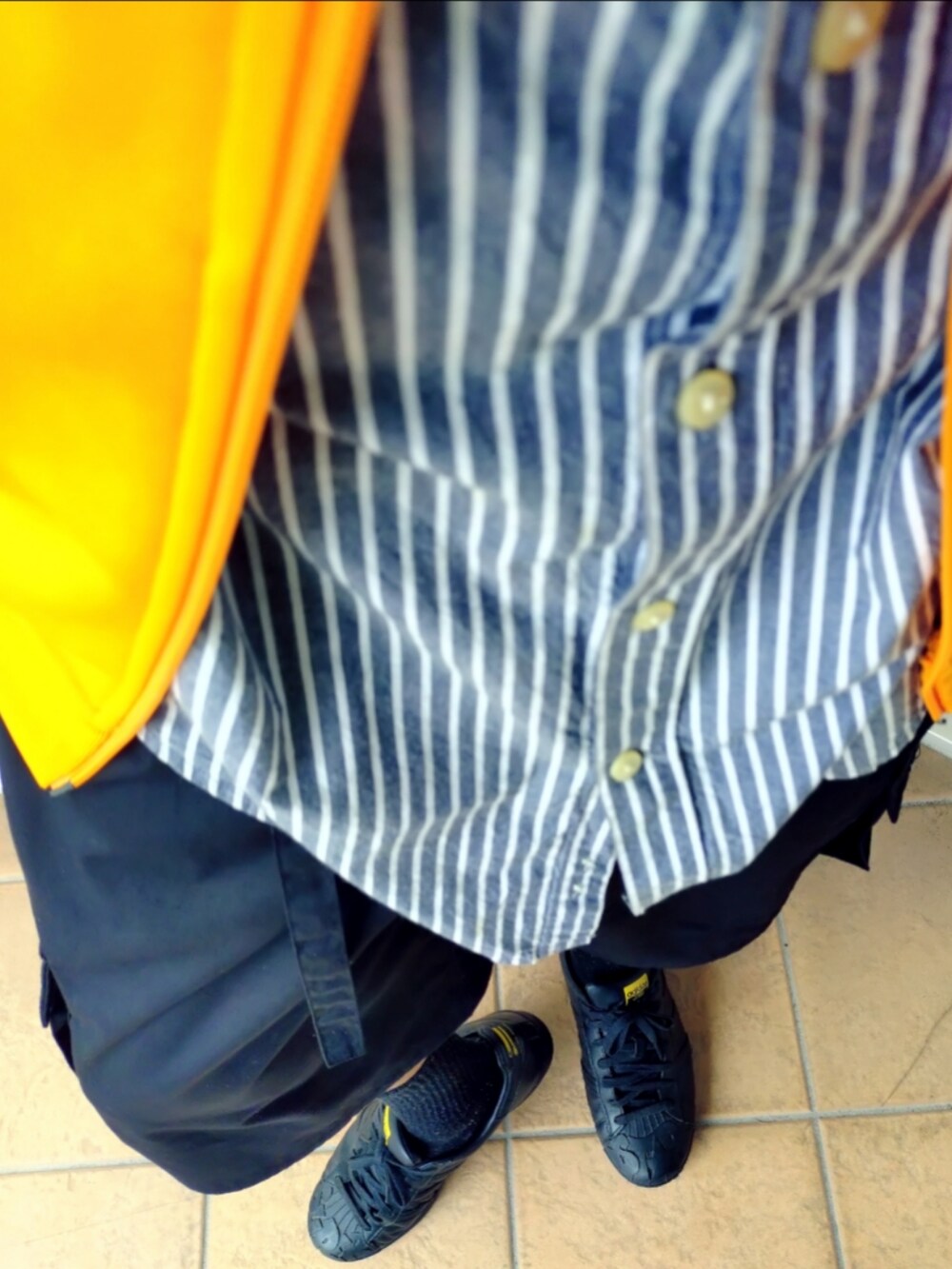 イエロー系のジャージ、ホワイト系のシャツ/ブラウス、ブラック系のカーゴパンツを着用したメンズの秋コーディネートの2枚目の写真