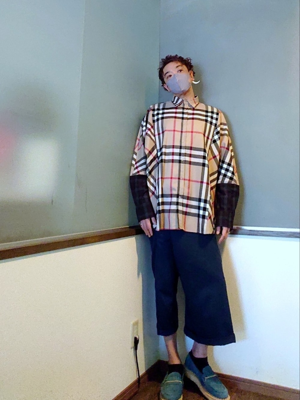 ベージュ系のシャツ/ブラウス、ブルー系のチノパンツ、ブルー系のローファーを着用したメンズの春コーディネートの3枚目の写真