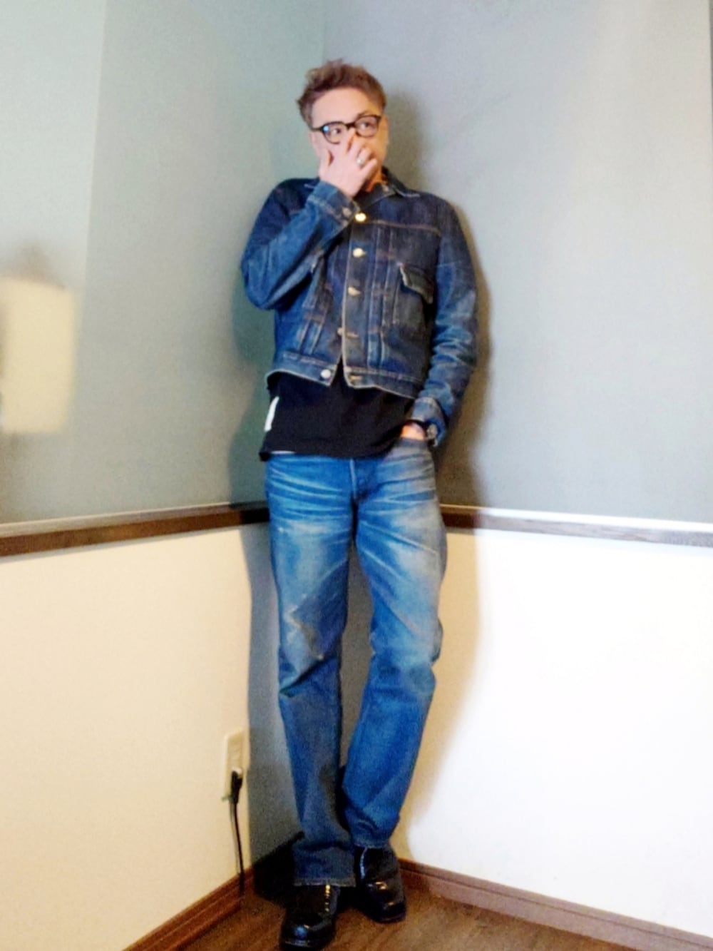 ブラック系のTシャツ/カットソー、ブルー系のデニムパンツ、ブラック系のブーツを着用したメンズの春コーディネートの2枚目の写真