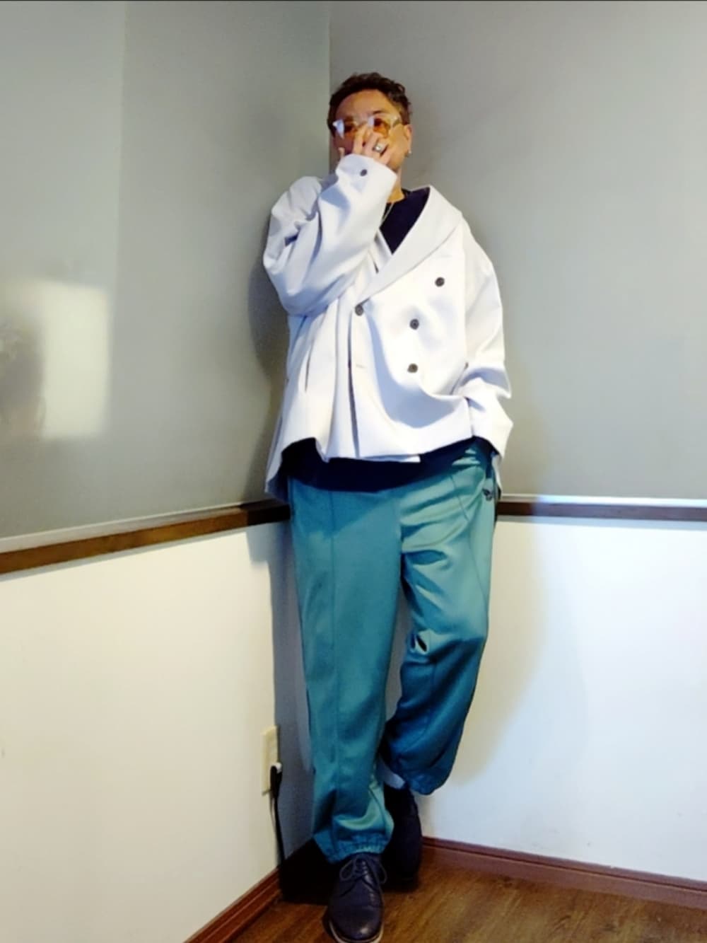 グリーン系のその他パンツ、ブルー系のTシャツ/カットソー、パープル系のテーラードジャケットを着用したメンズの秋コーディネートの2枚目の写真