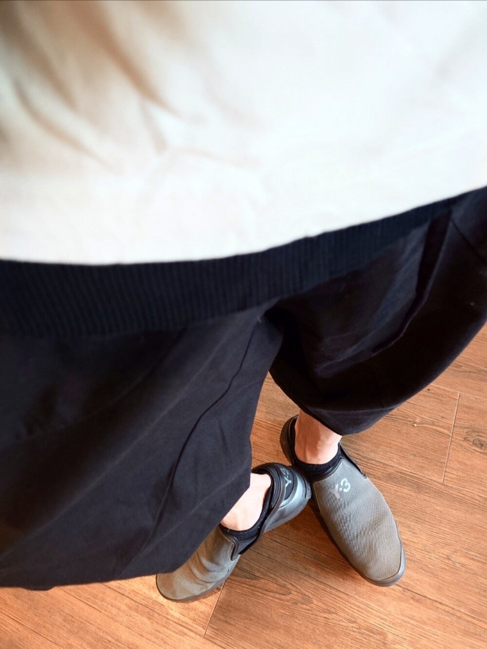 ホワイト系のTシャツ/カットソー、ブラック系のカーディガン/ボレロ、ブラック系のその他パンツを着用したメンズの夏コーディネートの3枚目の写真