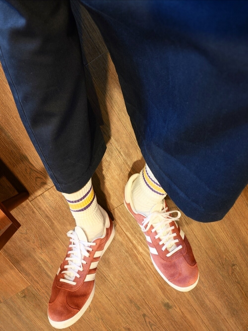 ブルー系のチノパンツ、レッド系のスニーカー、イエロー系のジャージを着用したメンズの夏コーディネートの3枚目の写真