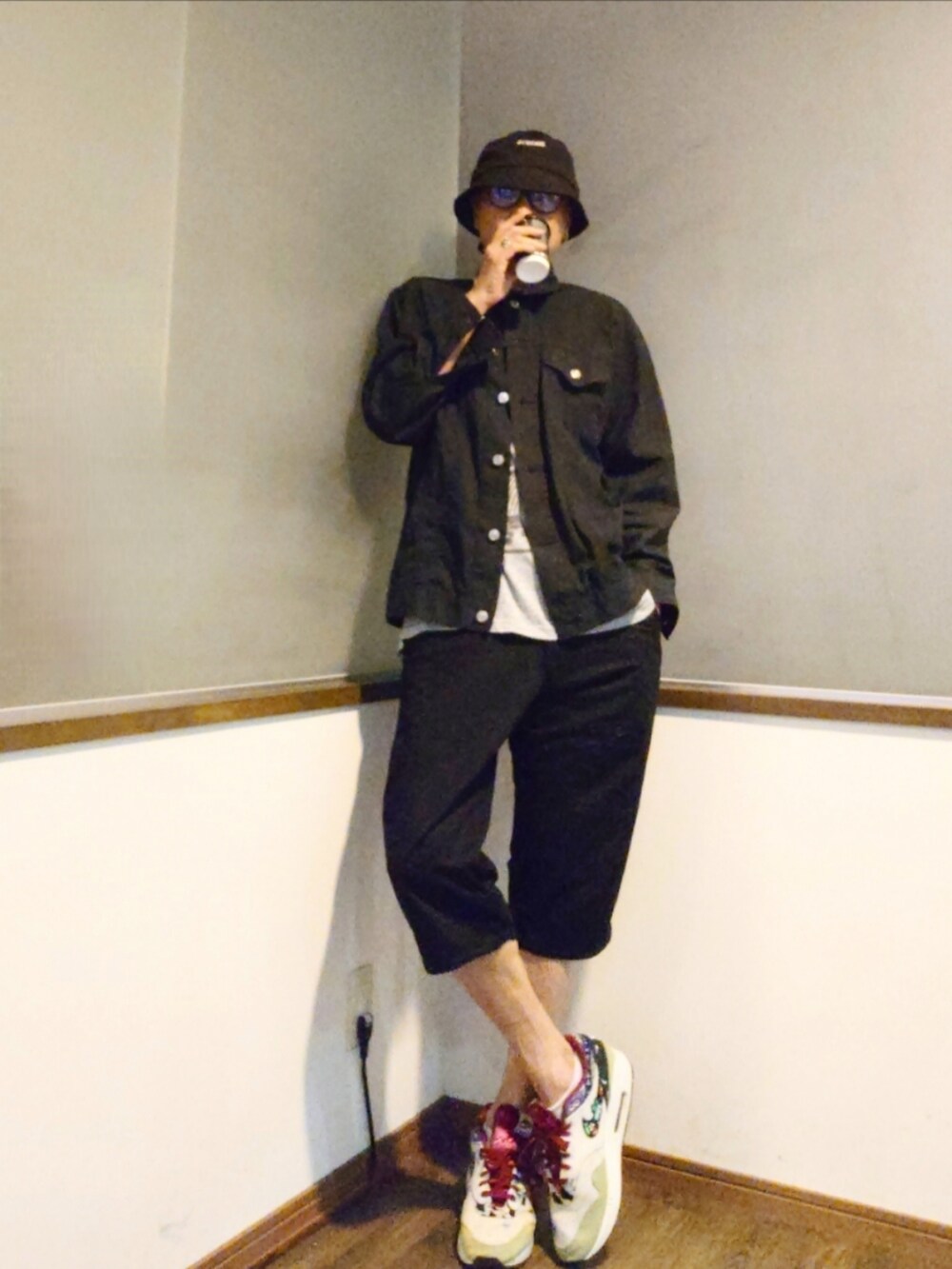 ブラック系のシャツ/ブラウス、ブラック系のその他パンツ、ホワイト系のショルダーバッグを着用したメンズの秋コーディネートの2枚目の写真