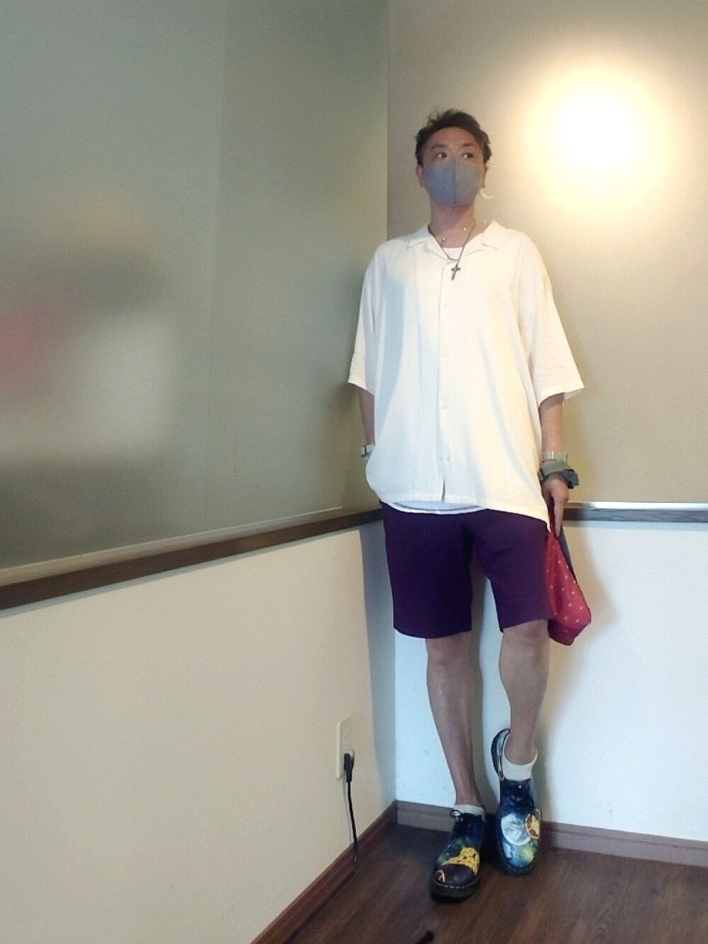 ホワイト系のシャツ/ブラウス、レッド系のショルダーバッグ、パープル系のスラックスを着用したメンズの夏コーディネートの2枚目の写真