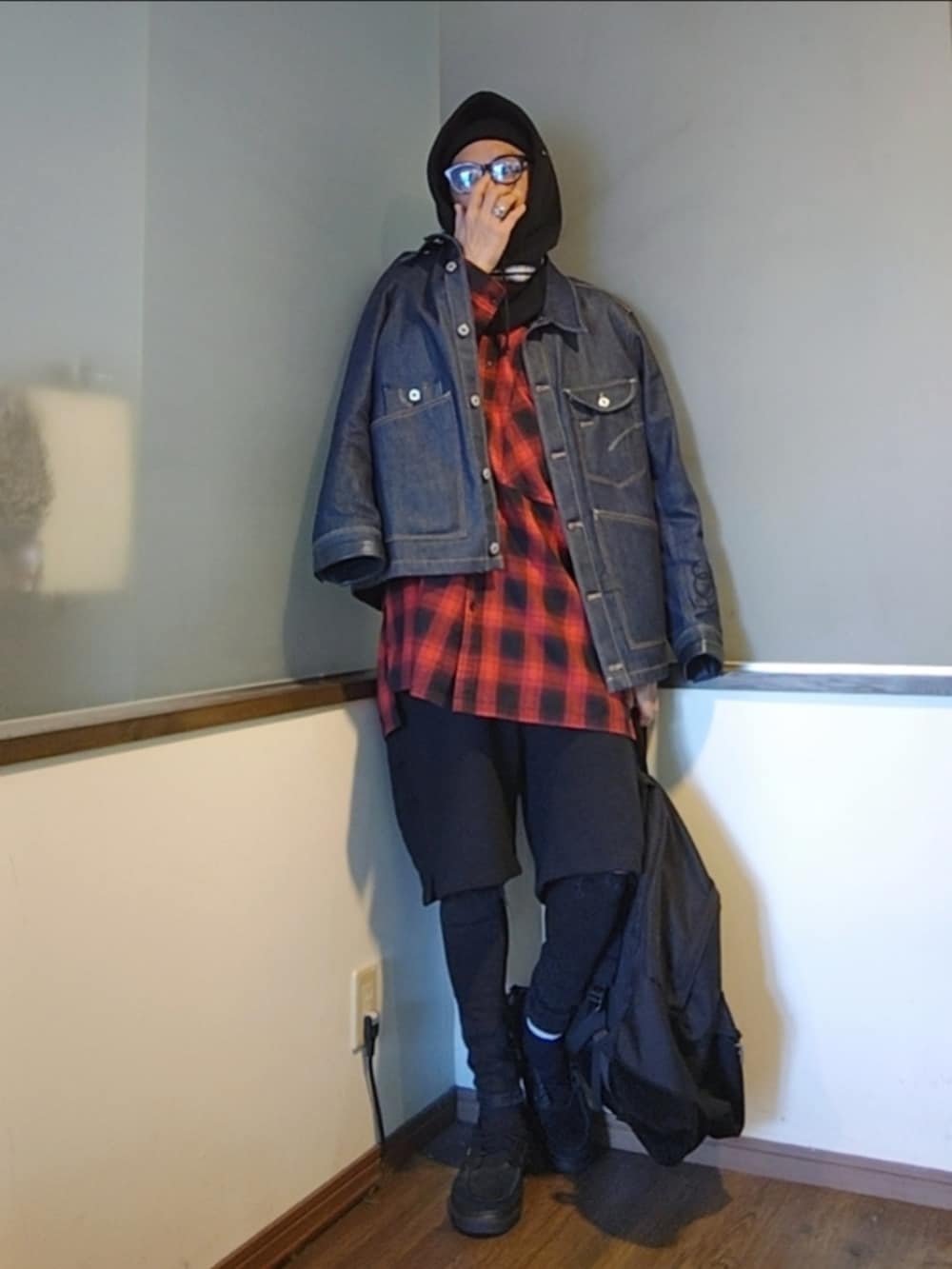 ブルー系のデニムジャケット、ブラック系のスウェットパンツ、ブラック系のデニムパンツを着用したメンズの秋コーディネートの2枚目の写真