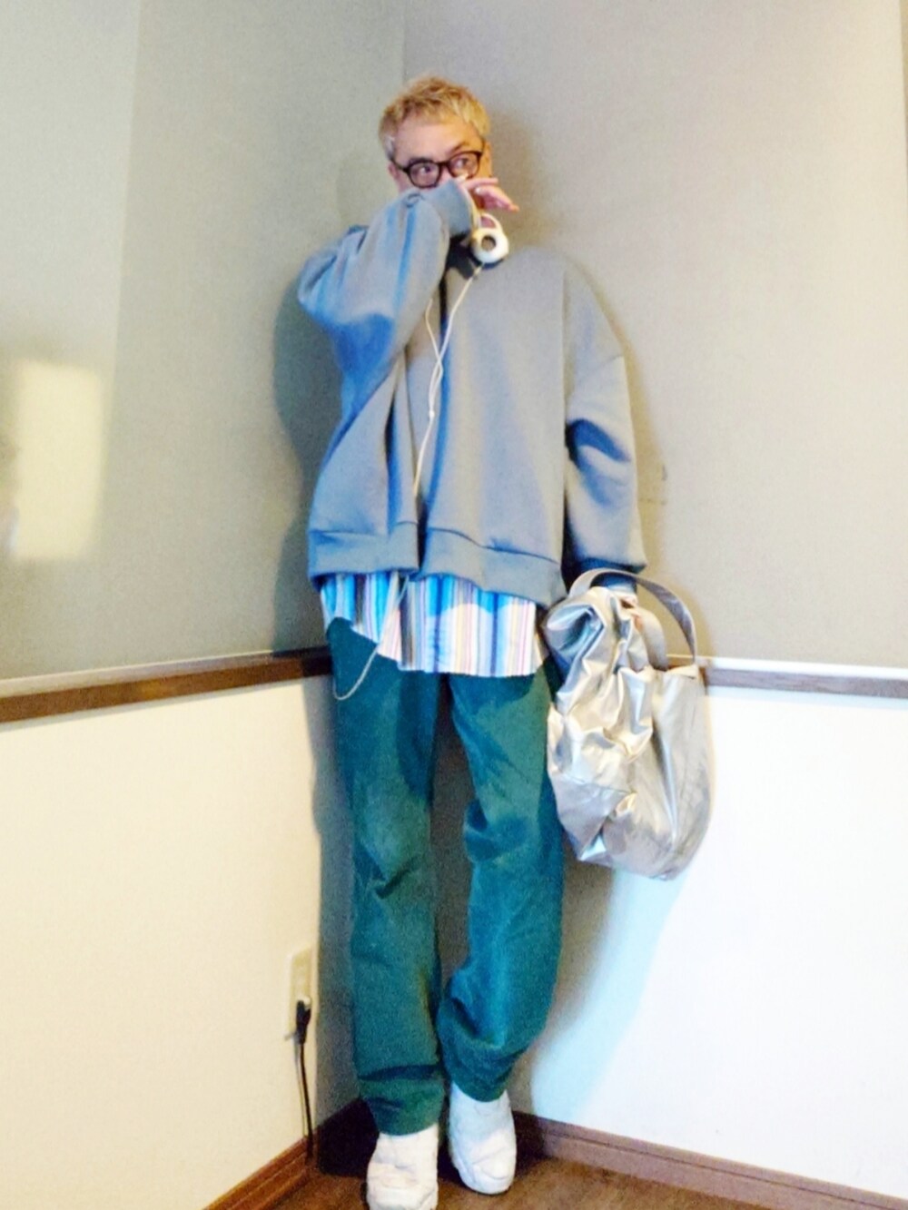 その他のシャツ/ブラウス、ブルー系のスウェット、グリーン系のパンツを着用したメンズの春コーディネートの3枚目の写真