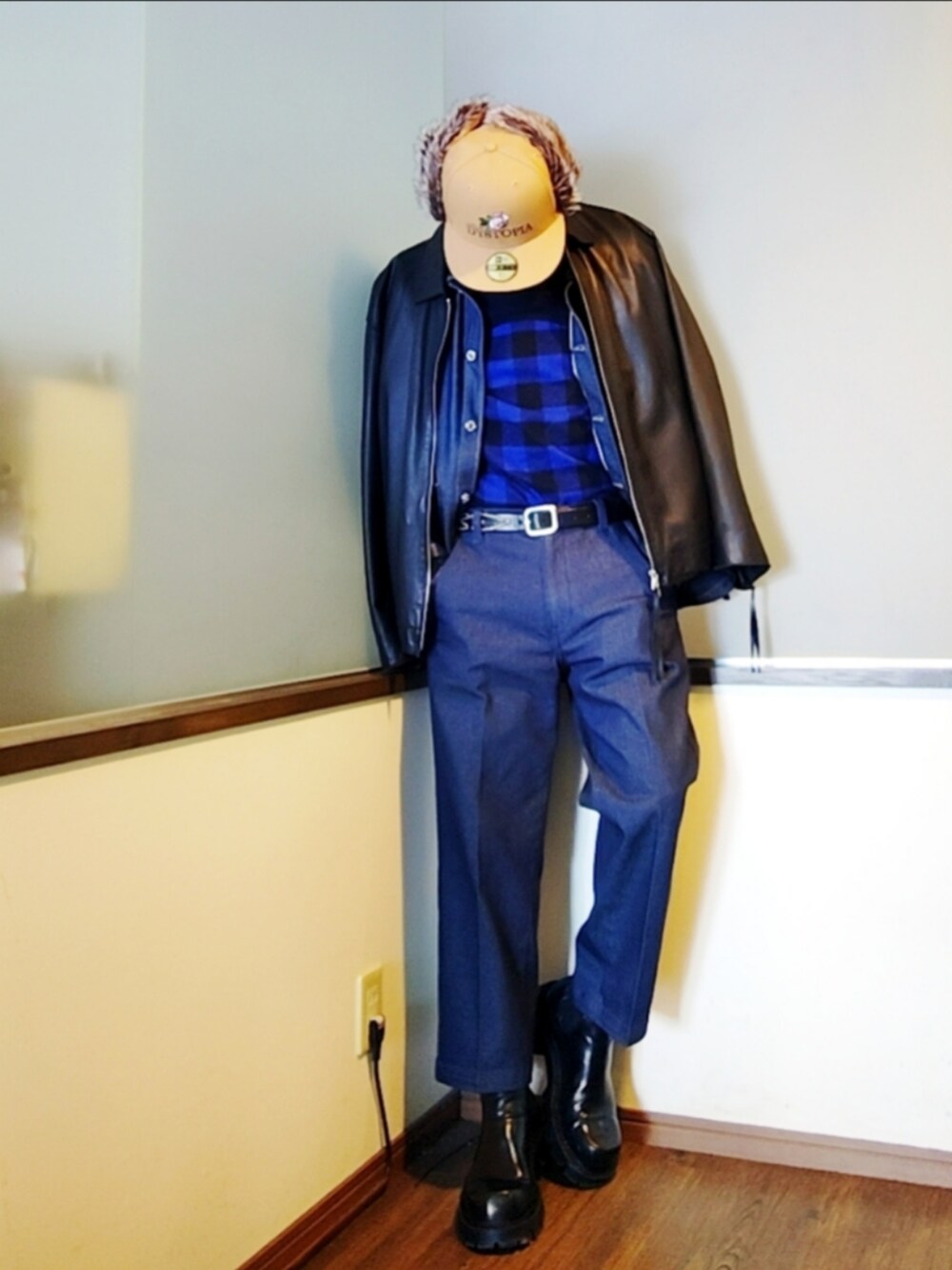 ブラック系のブルゾン、ブルー系のデニムジャケット、ブルー系のシャツ/ブラウスを着用したメンズの冬コーディネートの3枚目の写真