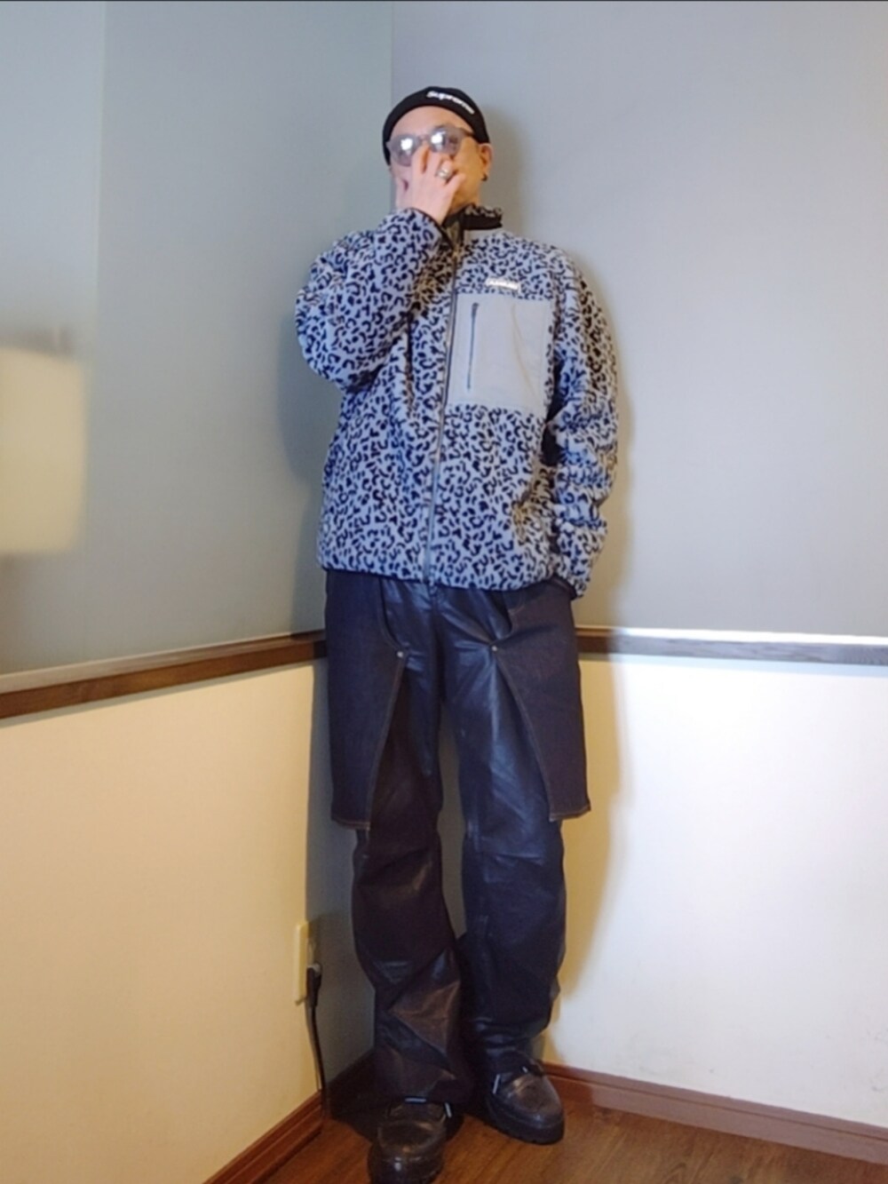 ブルー系のブルゾン、ブルー系のデニムパンツ、ブラック系のスニーカーを着用したメンズの秋コーディネートの2枚目の写真