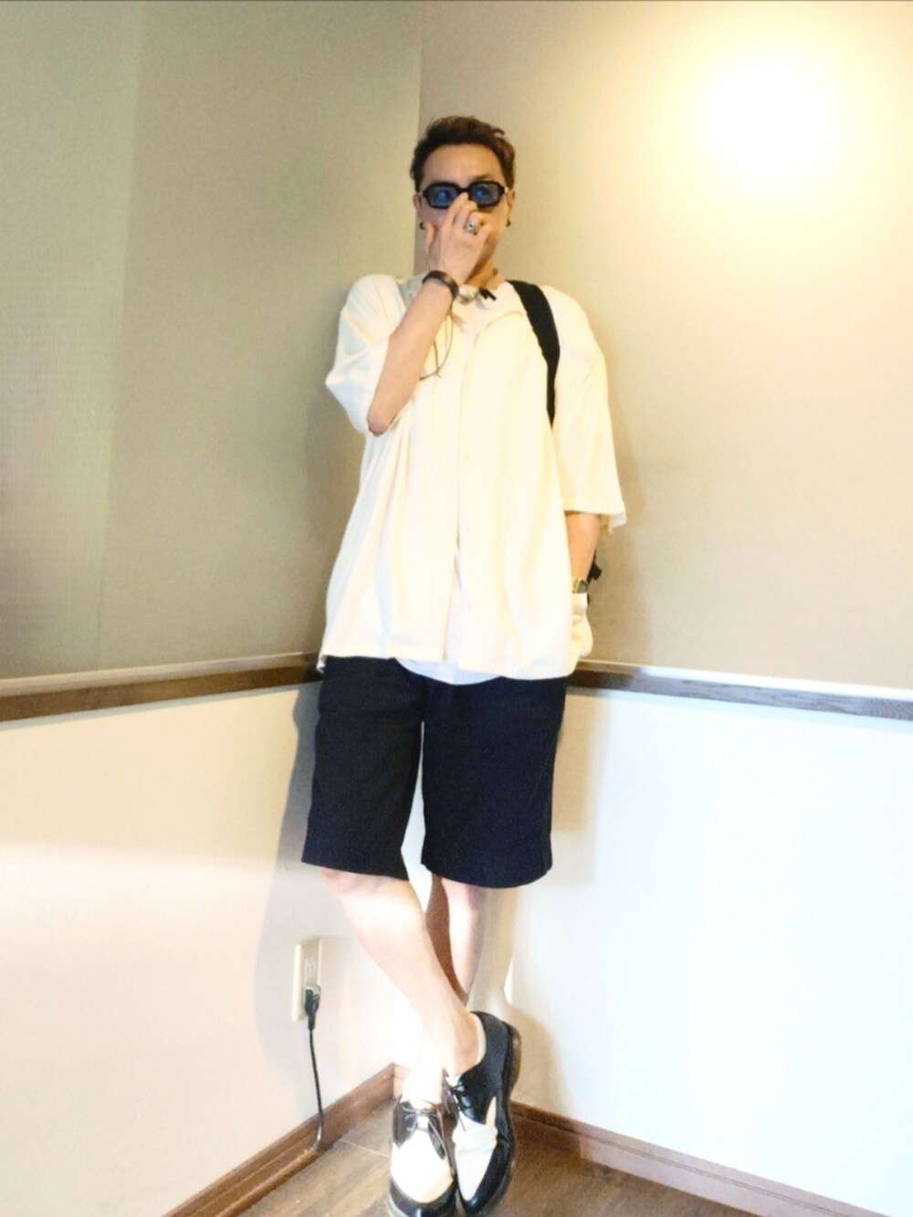 ホワイト系のショルダーバッグ、ホワイト系のシャツ/ブラウス、ブルー系のチノパンツを着用したメンズの夏コーディネートの2枚目の写真