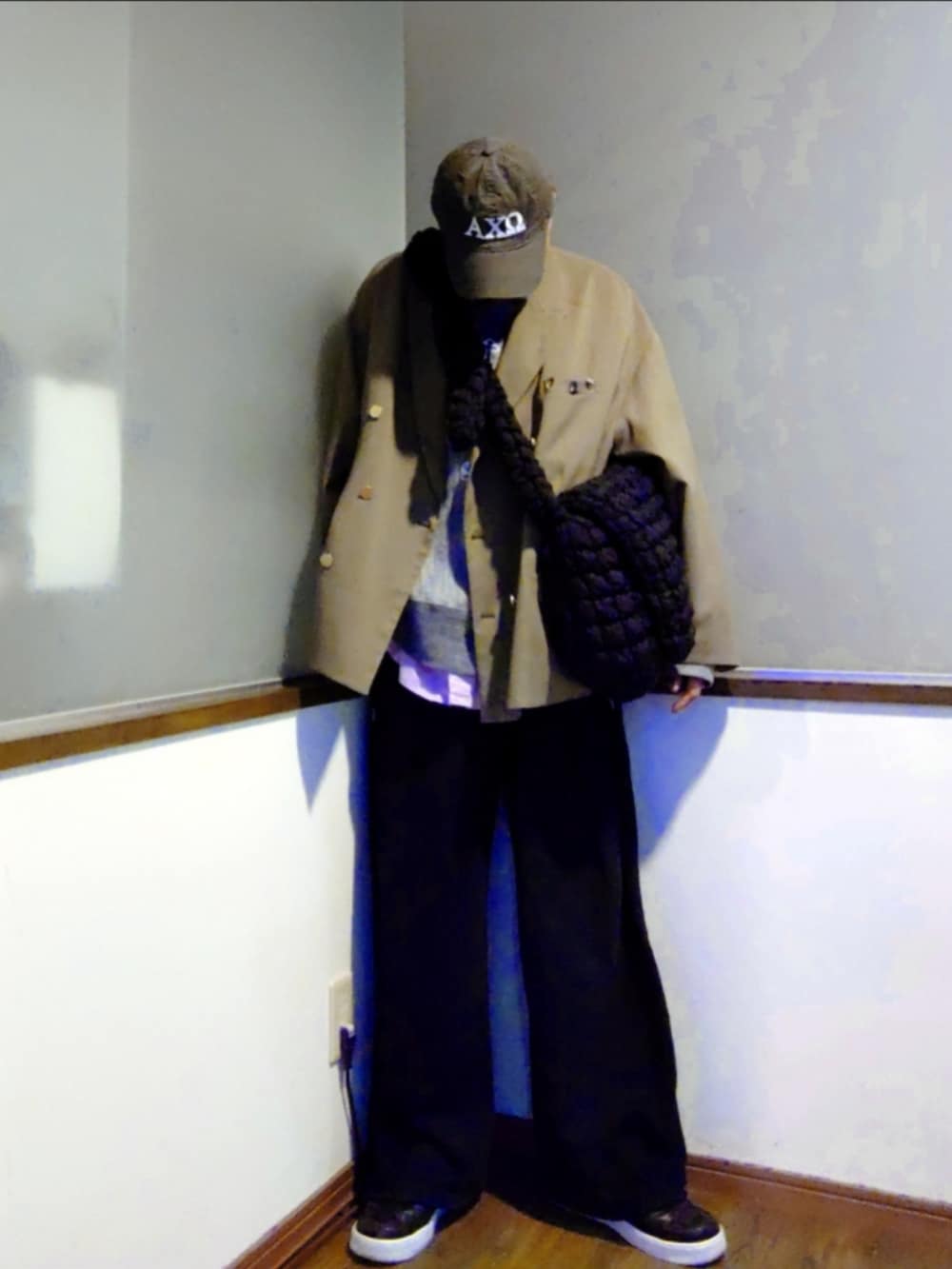 グレー系のスウェット、その他のテーラードジャケット、パープル系のシャツ/ブラウスを着用したメンズの春コーディネートの3枚目の写真