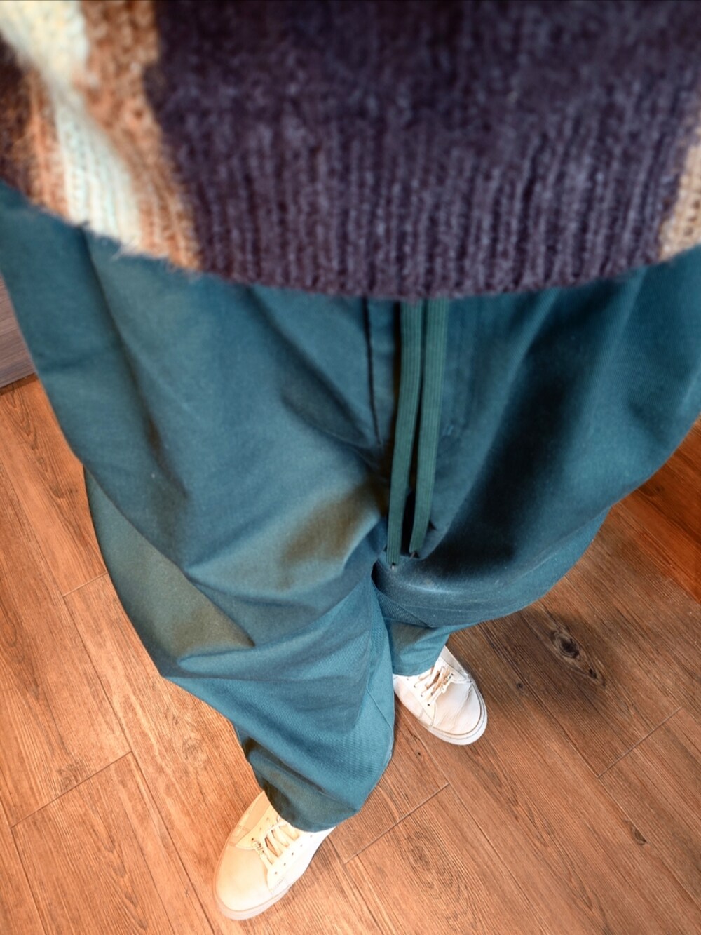 ブラウン系のニット/セーター、グリーン系のブルゾン、グリーン系のパンツを着用したメンズの秋コーディネートの4枚目の写真