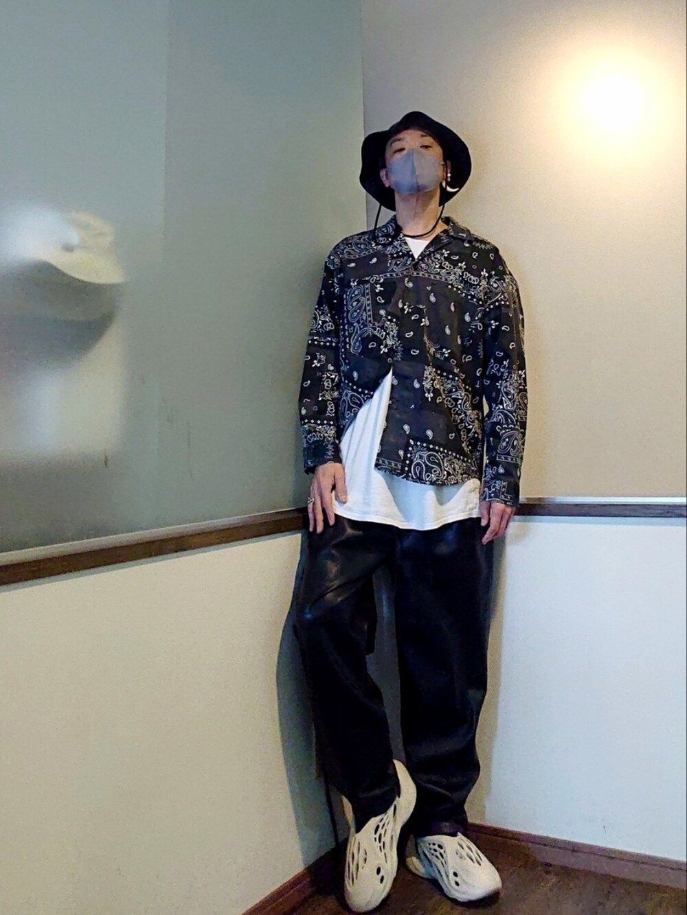 ブラック系のシャツ/ブラウス、ブラック系のパンツ、ホワイト系のスニーカーを着用したメンズの春コーディネートの2枚目の写真