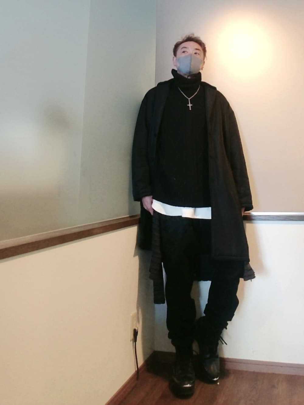 ブラック系のその他パンツ、ブラック系のスニーカー、ブラック系のチェスターコートを着用したメンズの冬コーディネートの2枚目の写真