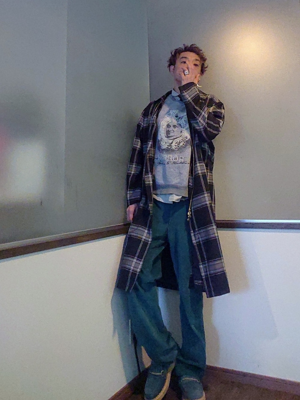 グレー系のスウェット、グリーン系のパンツ、ブルー系のローファーを着用したメンズの春コーディネートの3枚目の写真