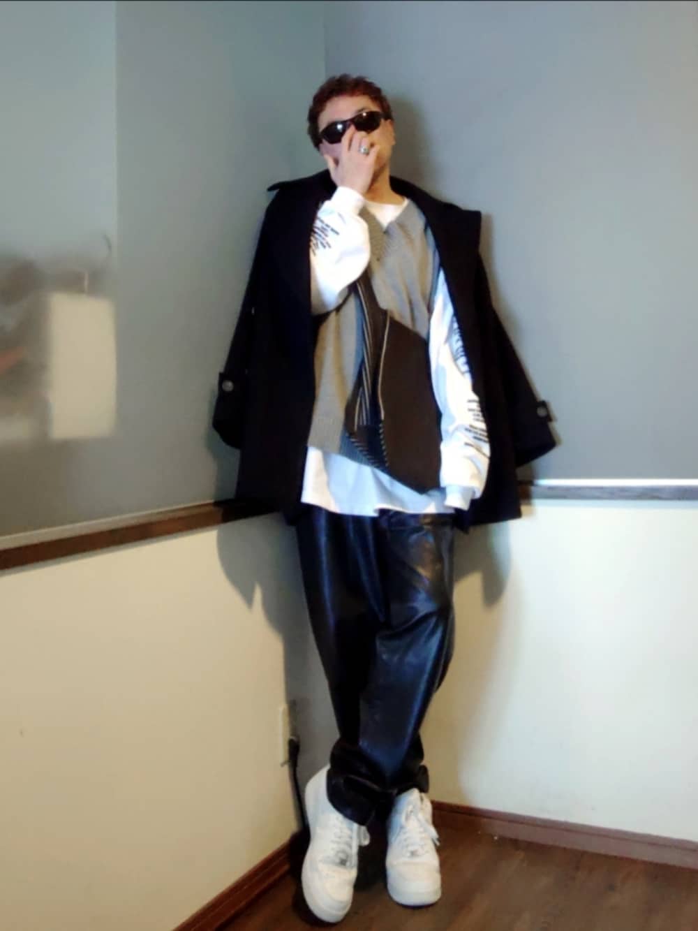 ホワイト系のTシャツ/カットソー、ブラック系のピーコート、ブラック系のパンツを着用したメンズの春コーディネートの3枚目の写真