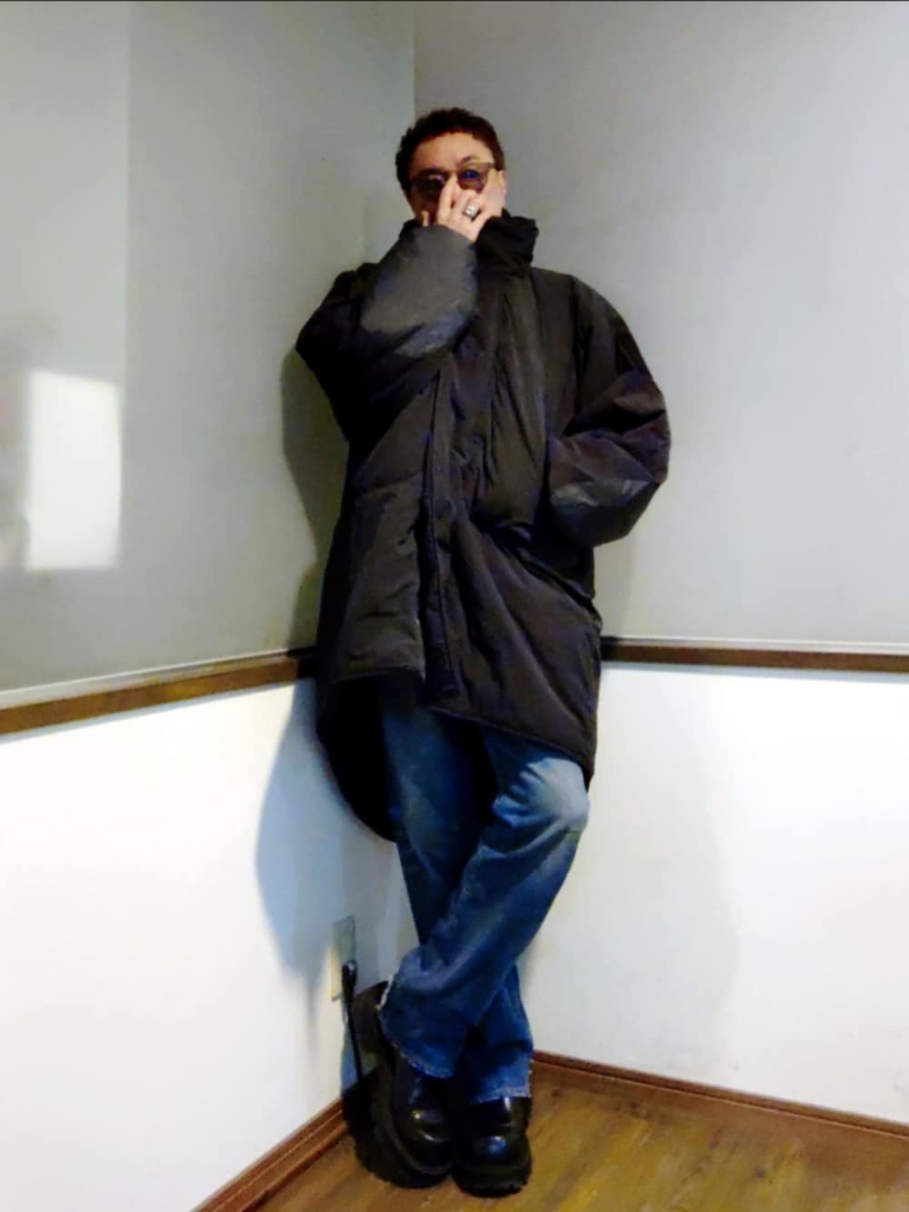 ブラック系のダウンジャケット/コート、グレー系のスウェット、ブルー系のショルダーバッグを着用したメンズの冬コーディネートの3枚目の写真