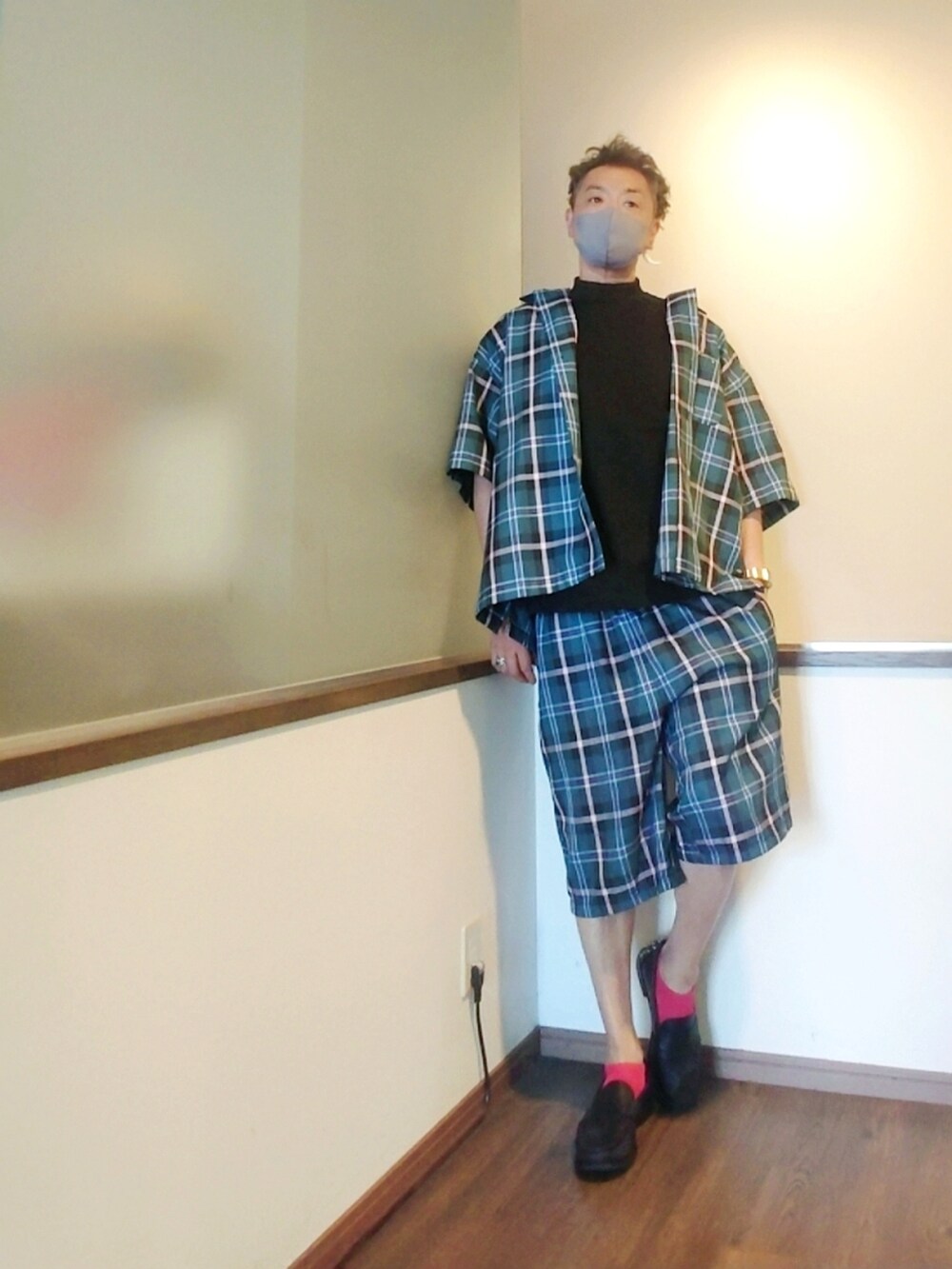 ブラック系のTシャツ/カットソー、グリーン系のセットアップ、ブラック系のローファーを着用したメンズの夏コーディネートの3枚目の写真