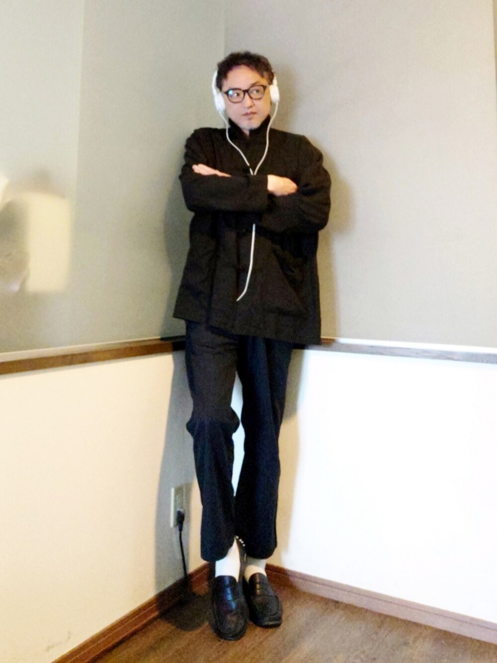 ブラック系のチノパンツ、ピンク系のシャツ/ブラウス、ブラック系のシャツ/ブラウスを着用したメンズの春コーディネートの3枚目の写真