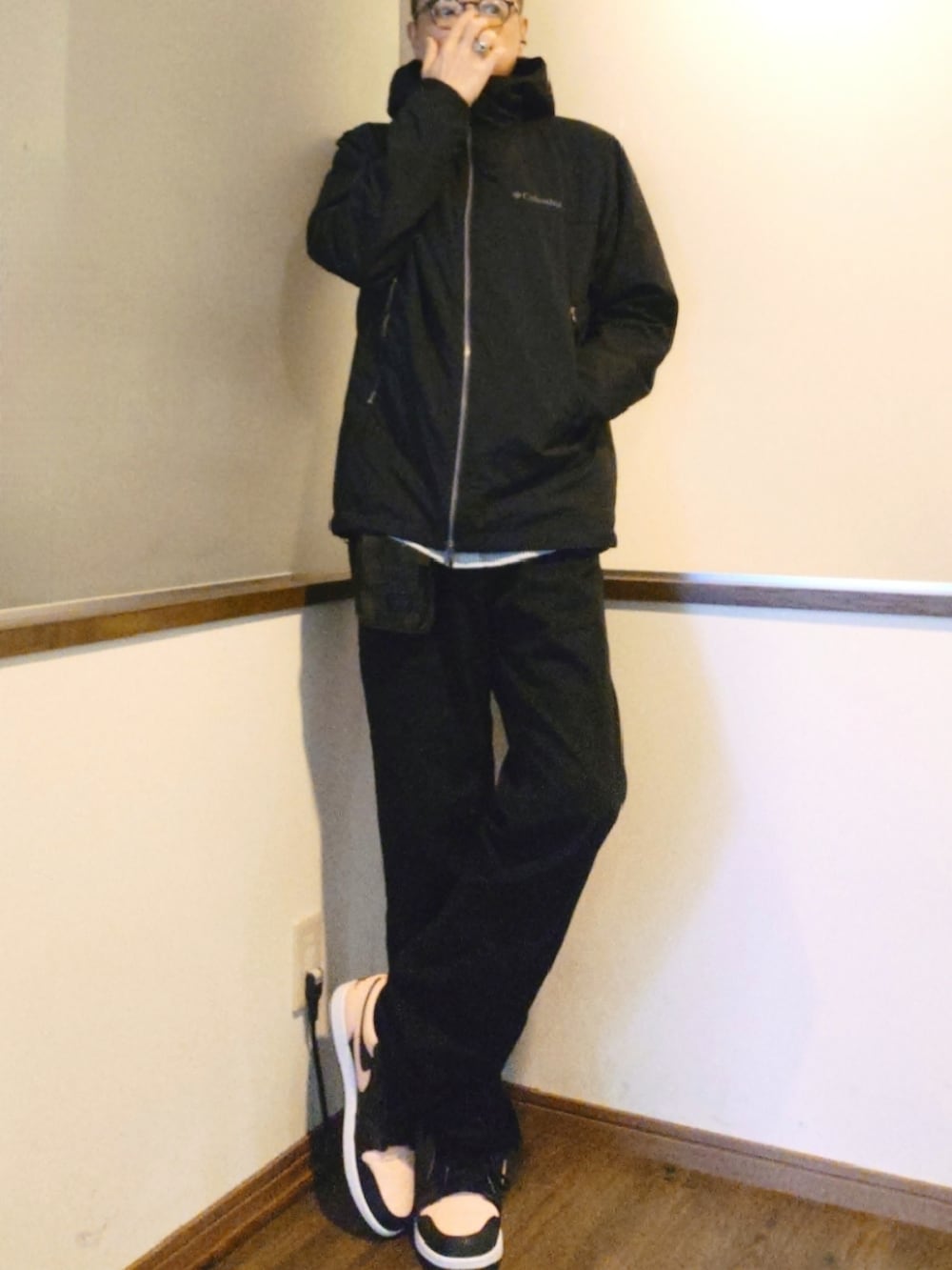 ブラック系のナイロンジャケット、グリーン系のシャツ/ブラウス、ブラック系のチノパンツを着用したメンズの夏コーディネートの2枚目の写真