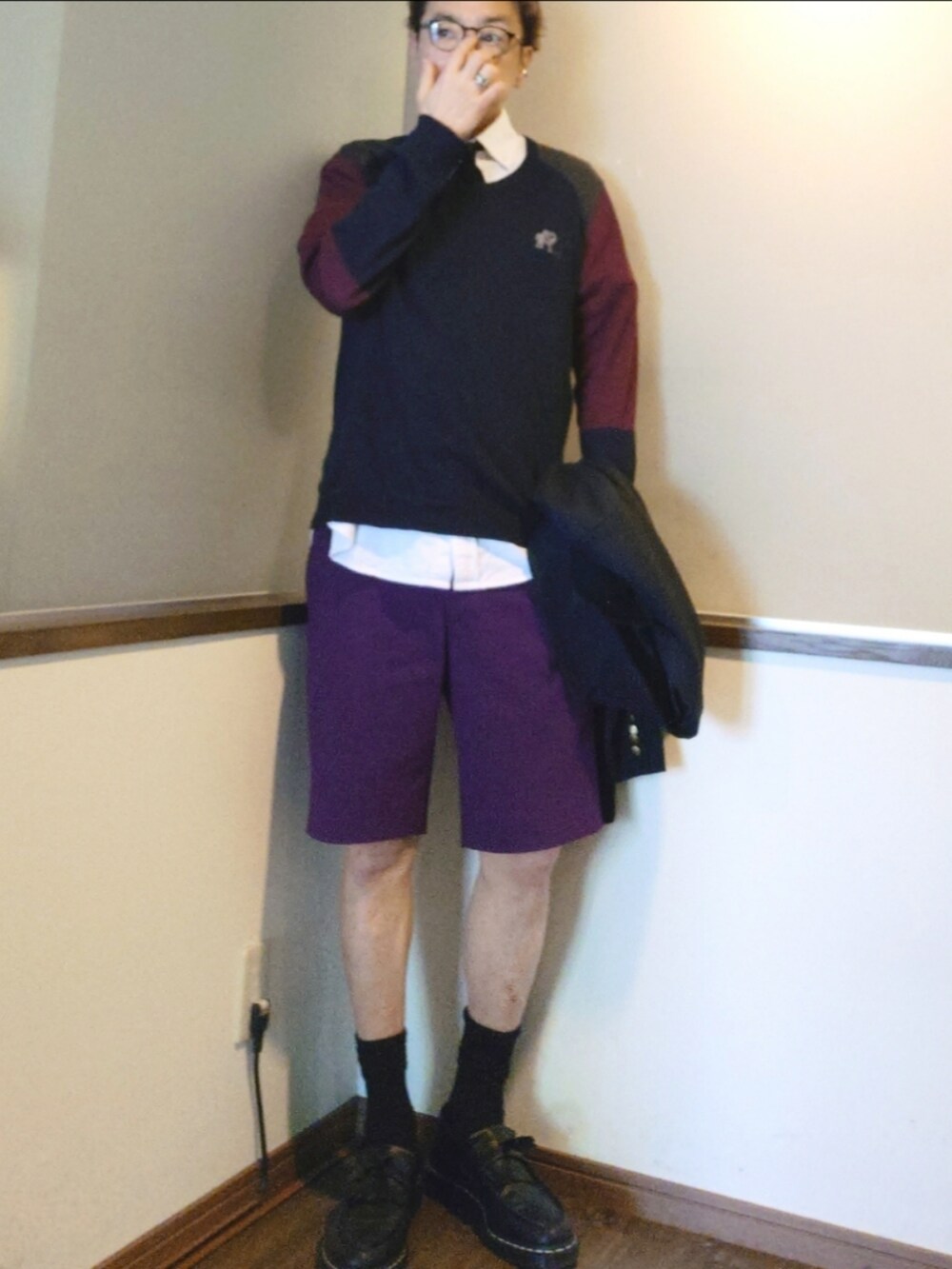 ブルー系のその他アウター、ブルー系のニット/セーター、パープル系のスラックスを着用したメンズの春コーディネートの3枚目の写真