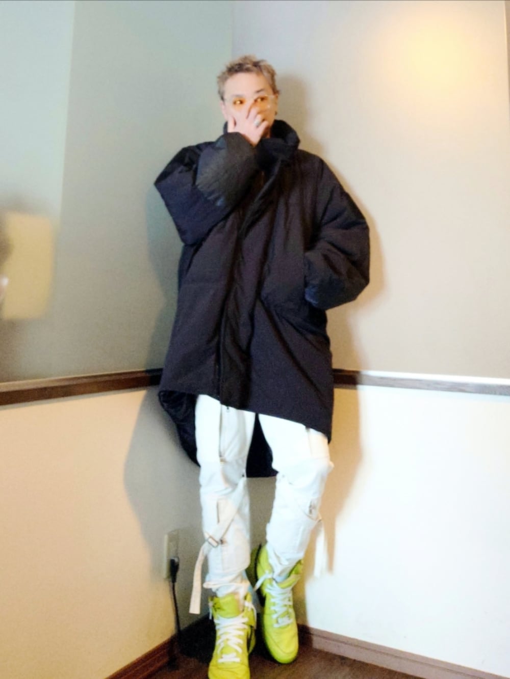 ホワイト系のその他パンツ、グリーン系のスニーカー、ブルー系のスウェットを着用したメンズの冬コーディネートの2枚目の写真