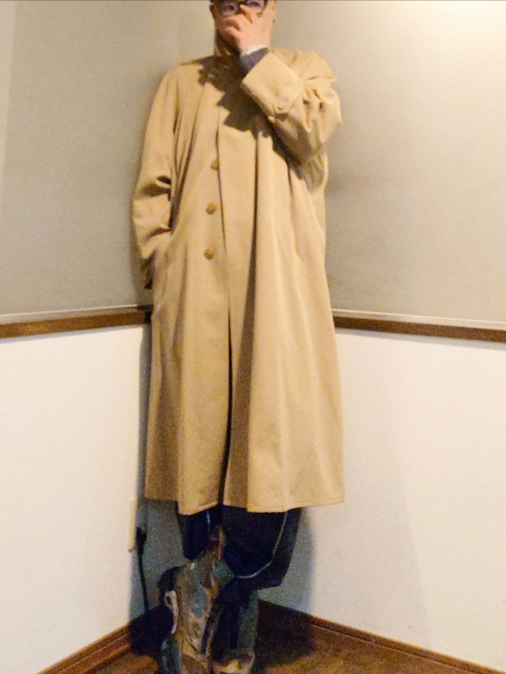 ブルー系のつなぎ/オールインワン、ベージュ系のトレンチコート、グリーン系のスニーカーを着用したメンズの秋コーディネートの2枚目の写真