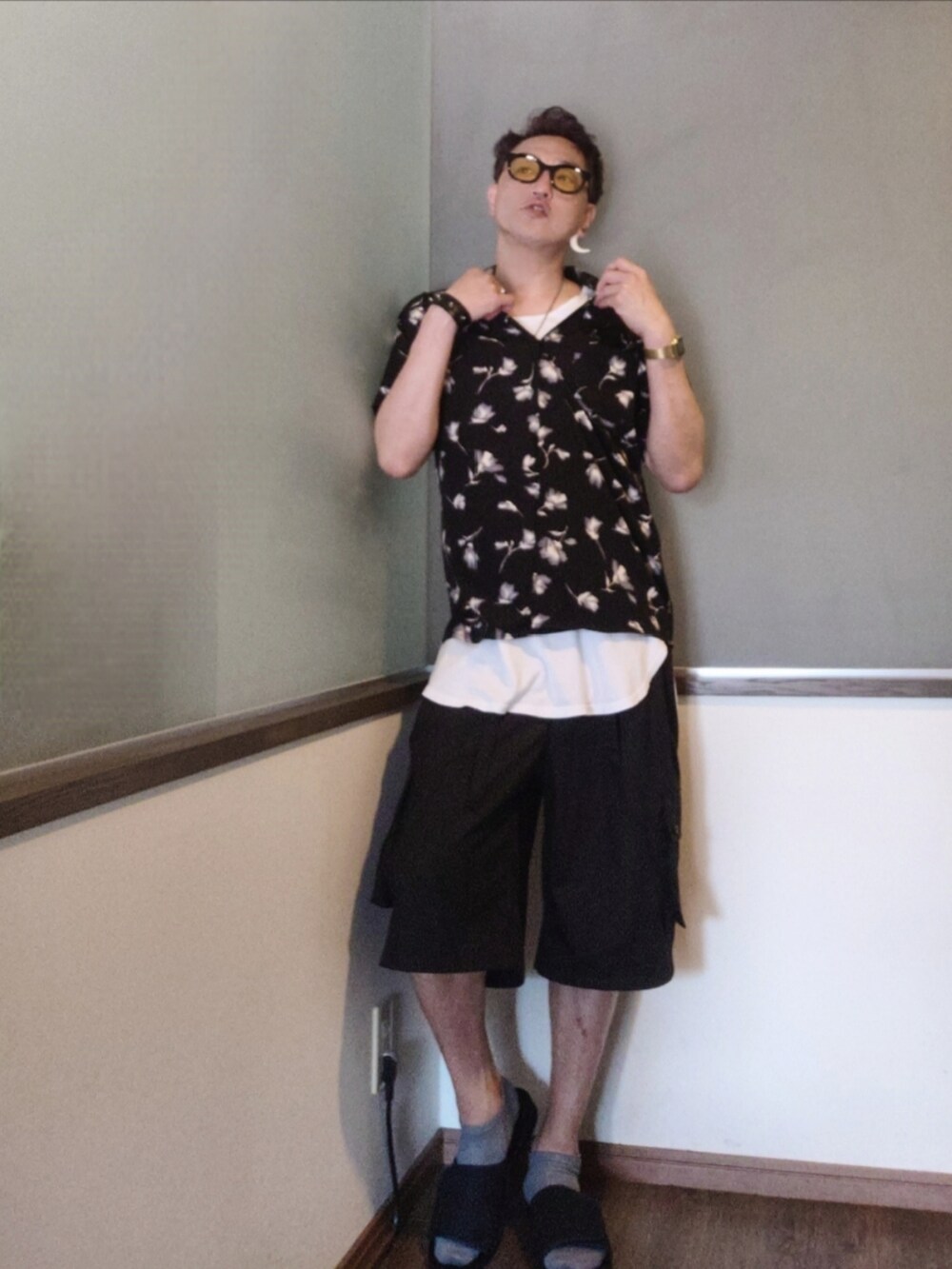 ブラック系のシャツ/ブラウス、ブラック系のカーゴパンツ、ブラック系のサンダルを着用したメンズの夏コーディネートの2枚目の写真