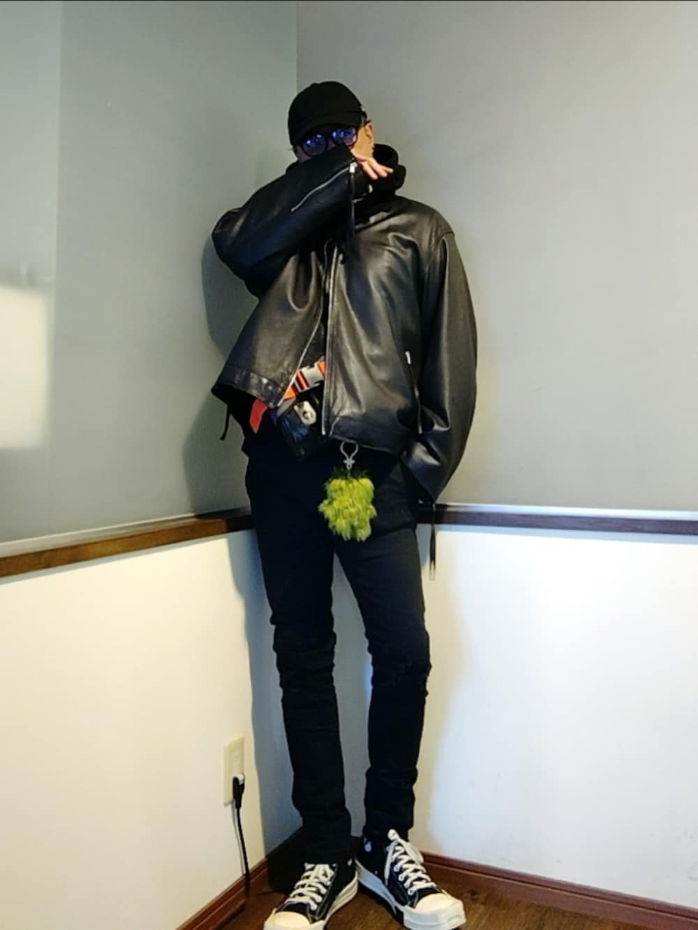 ブラック系のブルゾン、ブラック系のニット/セーター、ブラック系のシャツ/ブラウスを着用したメンズの秋コーディネートの2枚目の写真