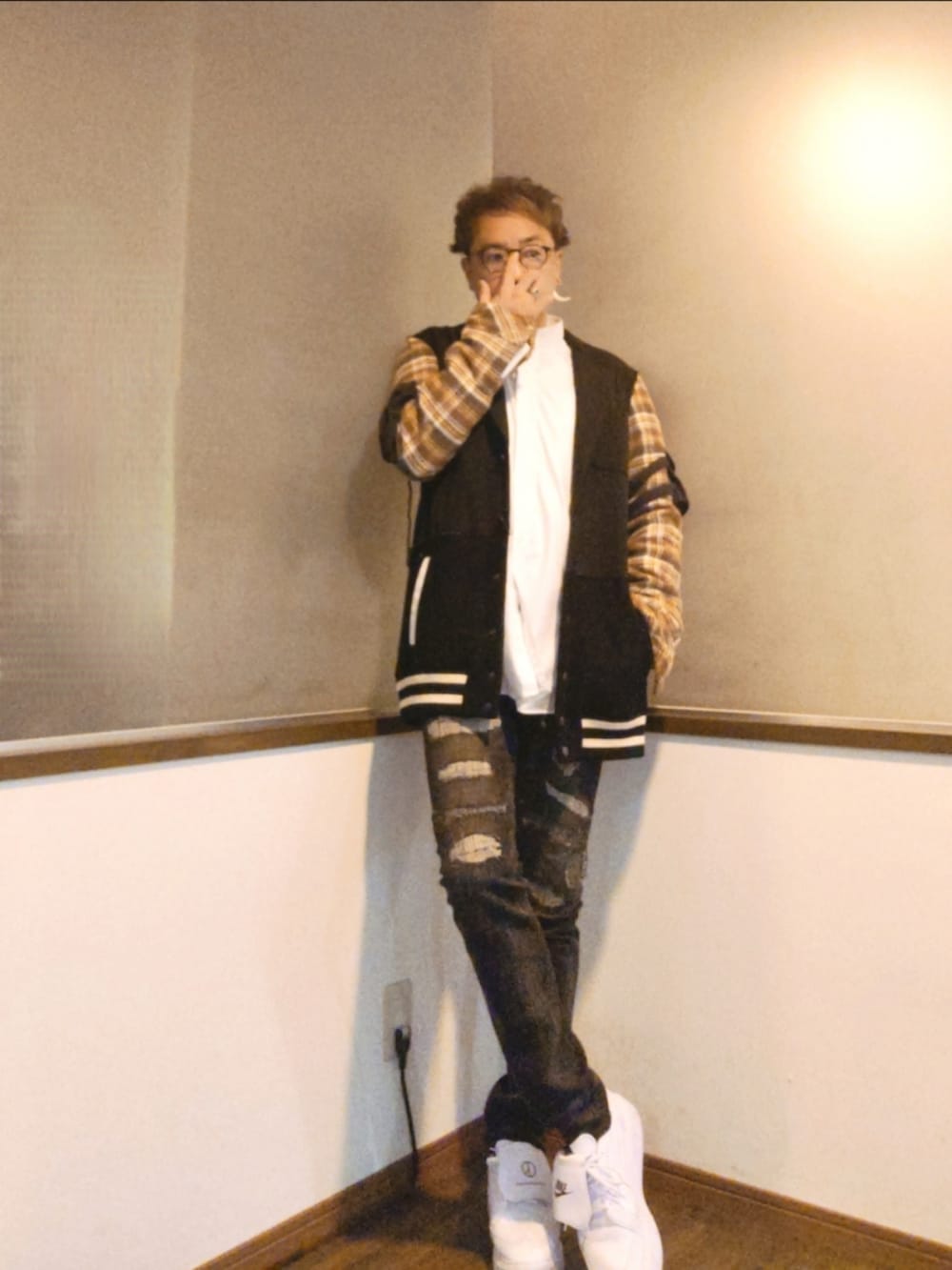 ブラック系のテーラードジャケット、ホワイト系のシャツ/ブラウス、ブラック系のデニムパンツを着用したメンズの秋コーディネートの2枚目の写真