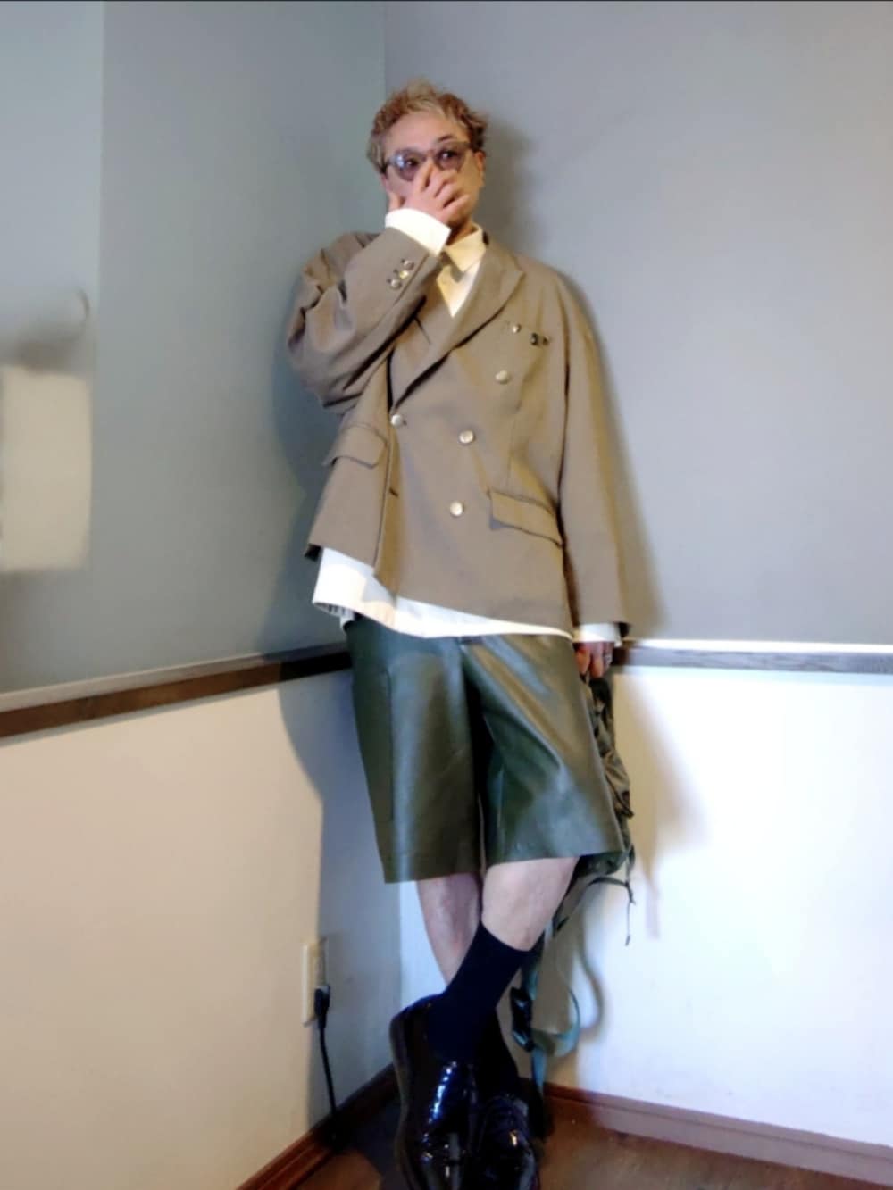 その他のテーラードジャケット、グリーン系のその他パンツ、ブラック系のドレスシューズを着用したメンズの春コーディネートの3枚目の写真