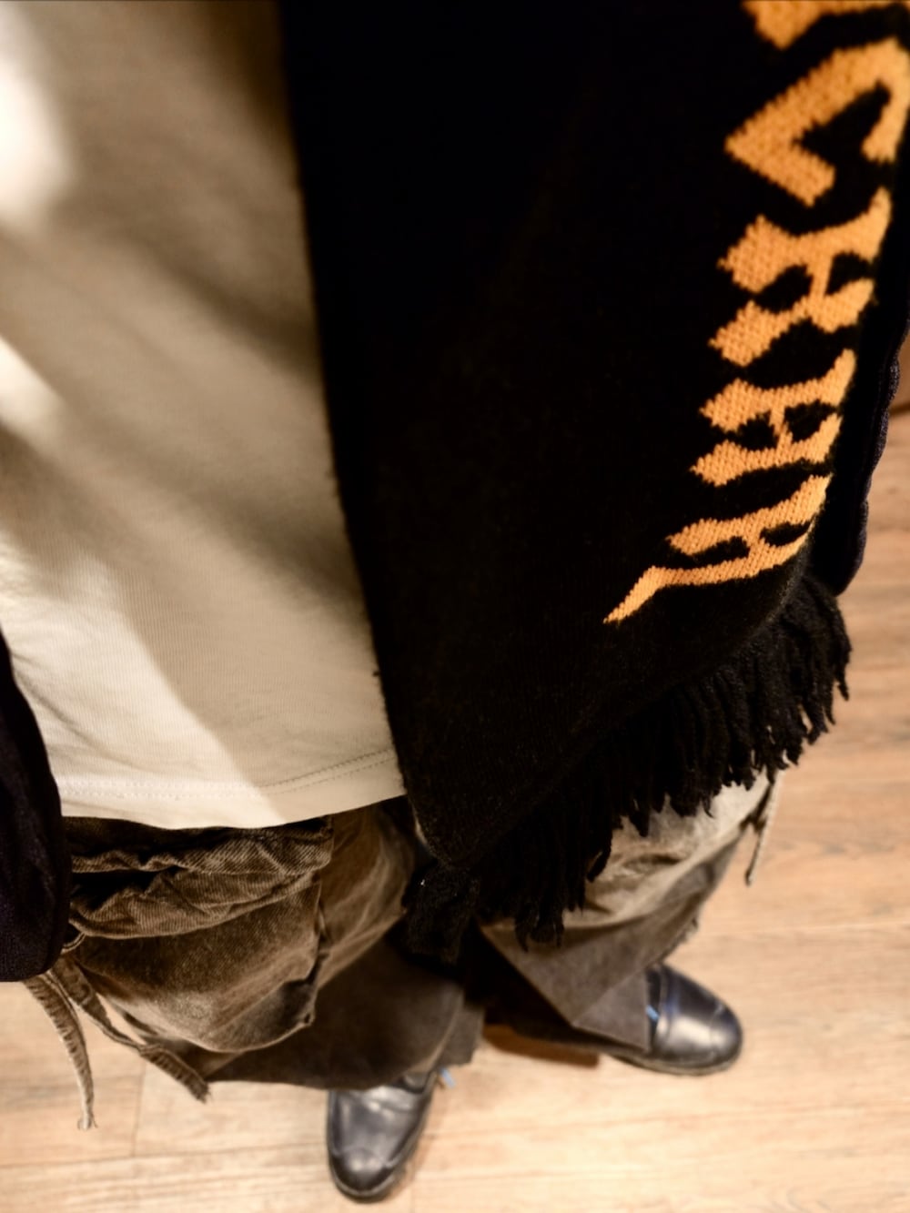 ブルー系のテーラードジャケット、ホワイト系のTシャツ/カットソー、ブラック系のカーゴパンツを着用したメンズの秋コーディネートの2枚目の写真