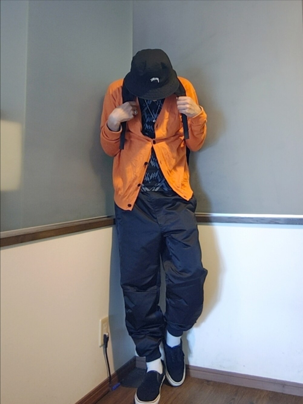 オレンジ系のカーディガン/ボレロ、ブラック系のその他パンツ、ブラック系のスニーカーを着用したメンズの夏コーディネートの3枚目の写真