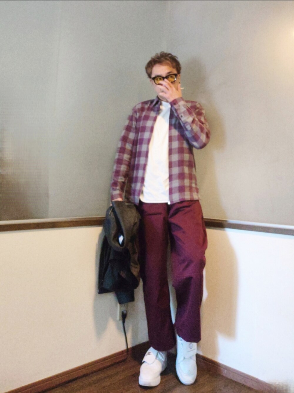 レッド系のシャツ/ブラウス、グレー系のブルゾン、ホワイト系のドレスシューズを着用したメンズの秋コーディネートの2枚目の写真