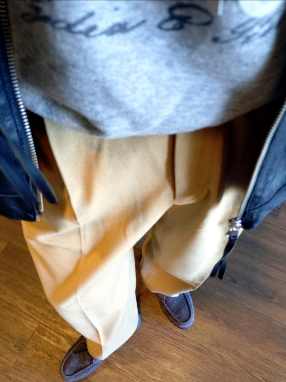 ベージュ系のスラックス、グレー系のスウェット、ブラウン系のシャツ/ブラウスを着用したメンズの秋コーディネートの4枚目の写真