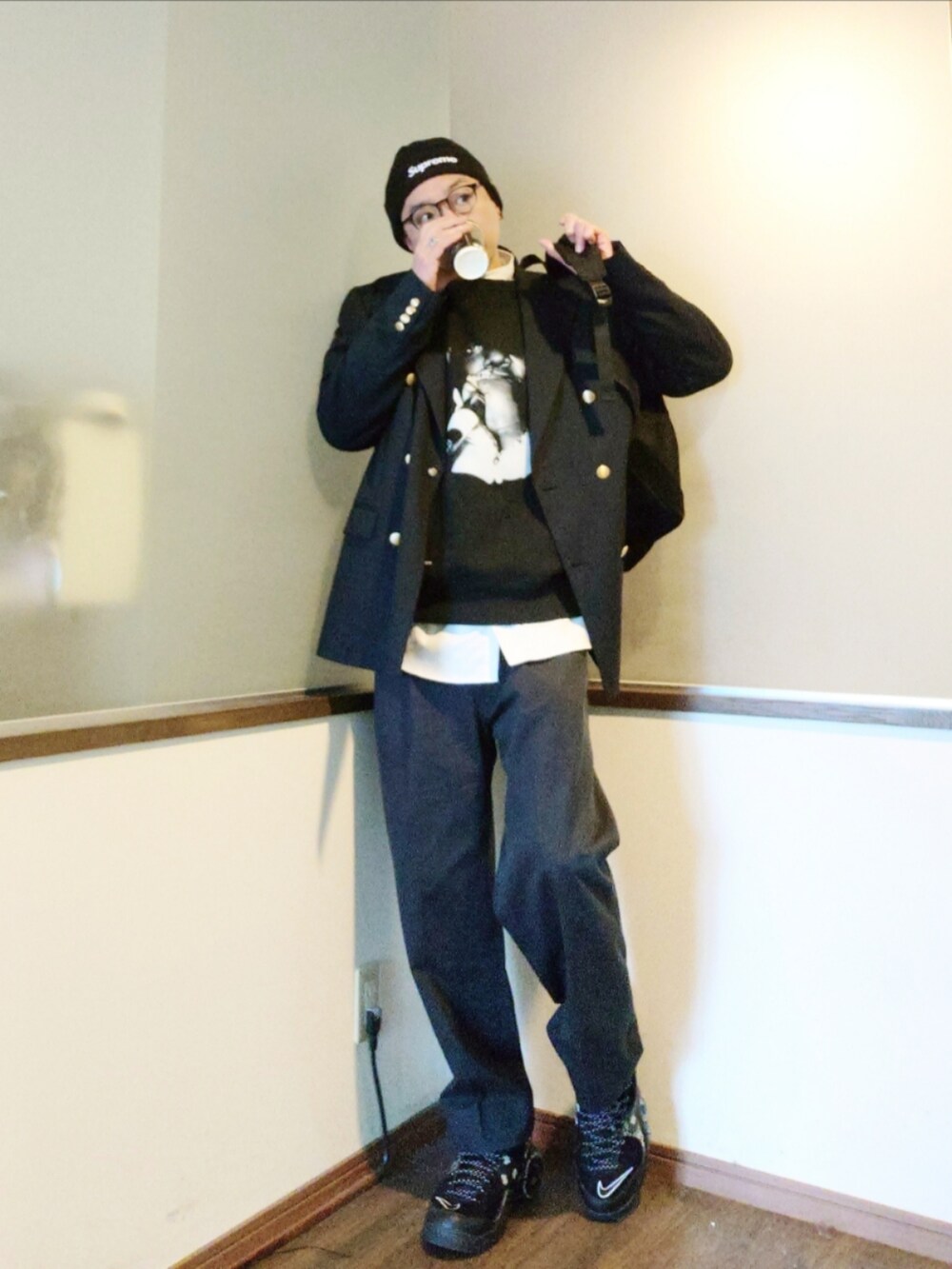 ブラック系のスウェット、ブルー系のその他アウター、グレー系のスラックスを着用したメンズの秋コーディネートの2枚目の写真