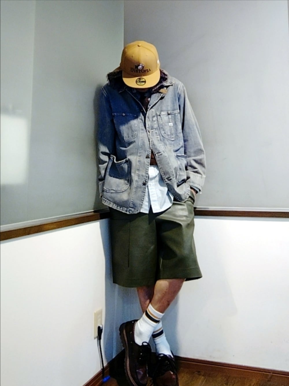 ブルー系のカバーオール、グリーン系のその他パンツ、ブラウン系のモカシン/デッキシューズを着用したメンズの秋コーディネートの3枚目の写真