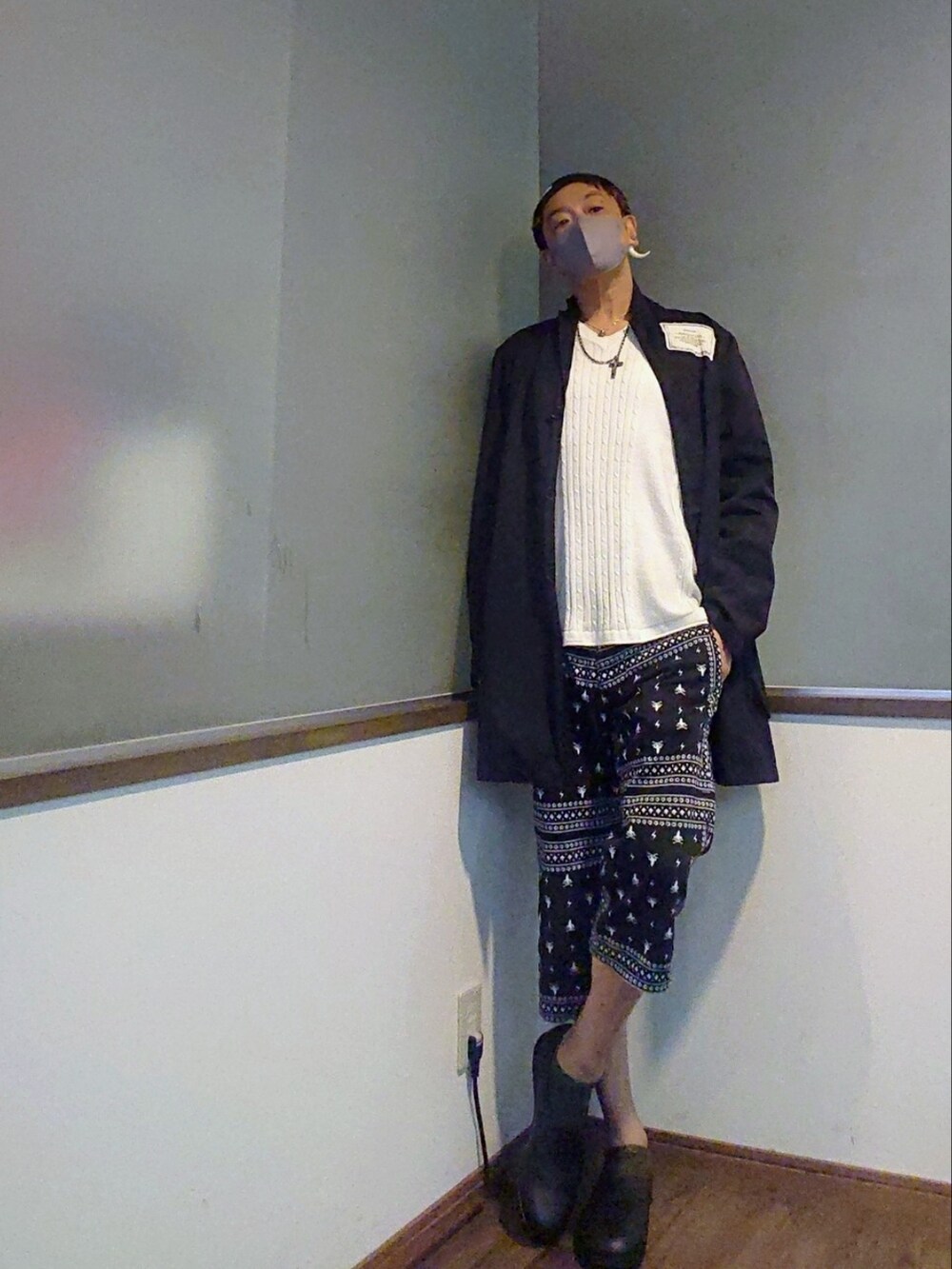 ホワイト系のニット/セーター、ブラック系のジャケット/アウター、ブラック系のその他パンツを着用したメンズの春コーディネートの2枚目の写真